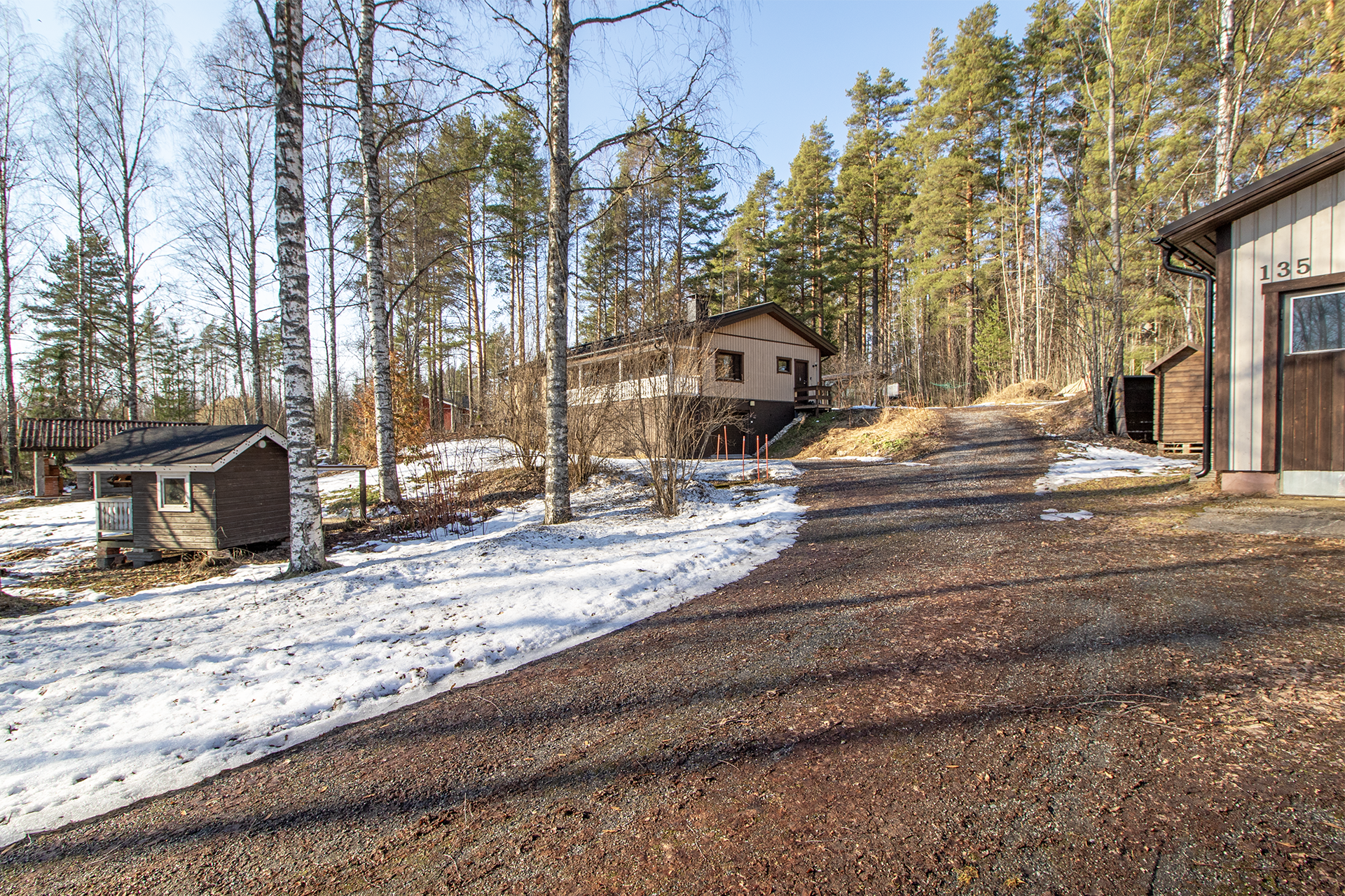 Pihapiirissä leikkimökki/ lämpöeristetty kanala 