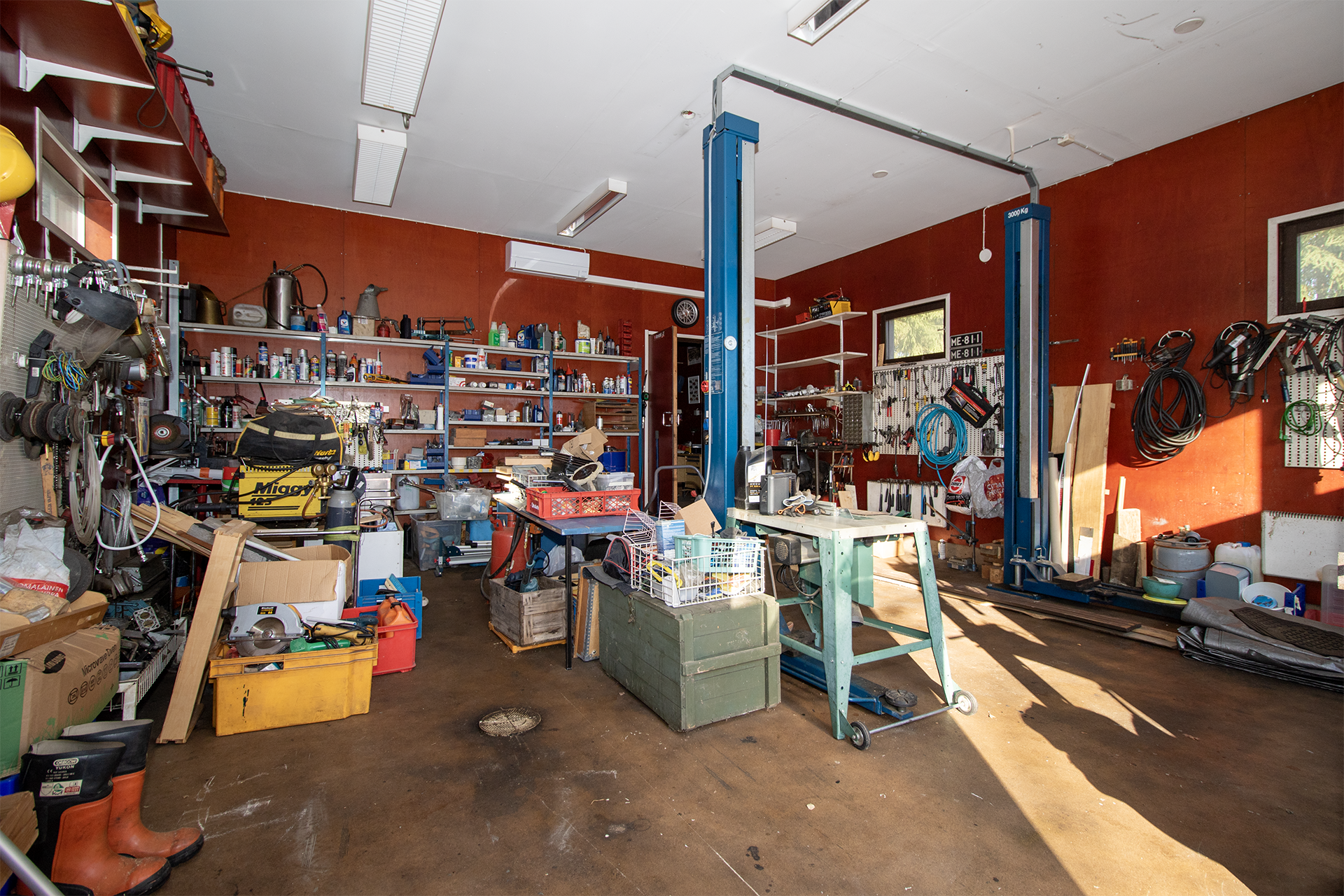 Autotallissa nosturi