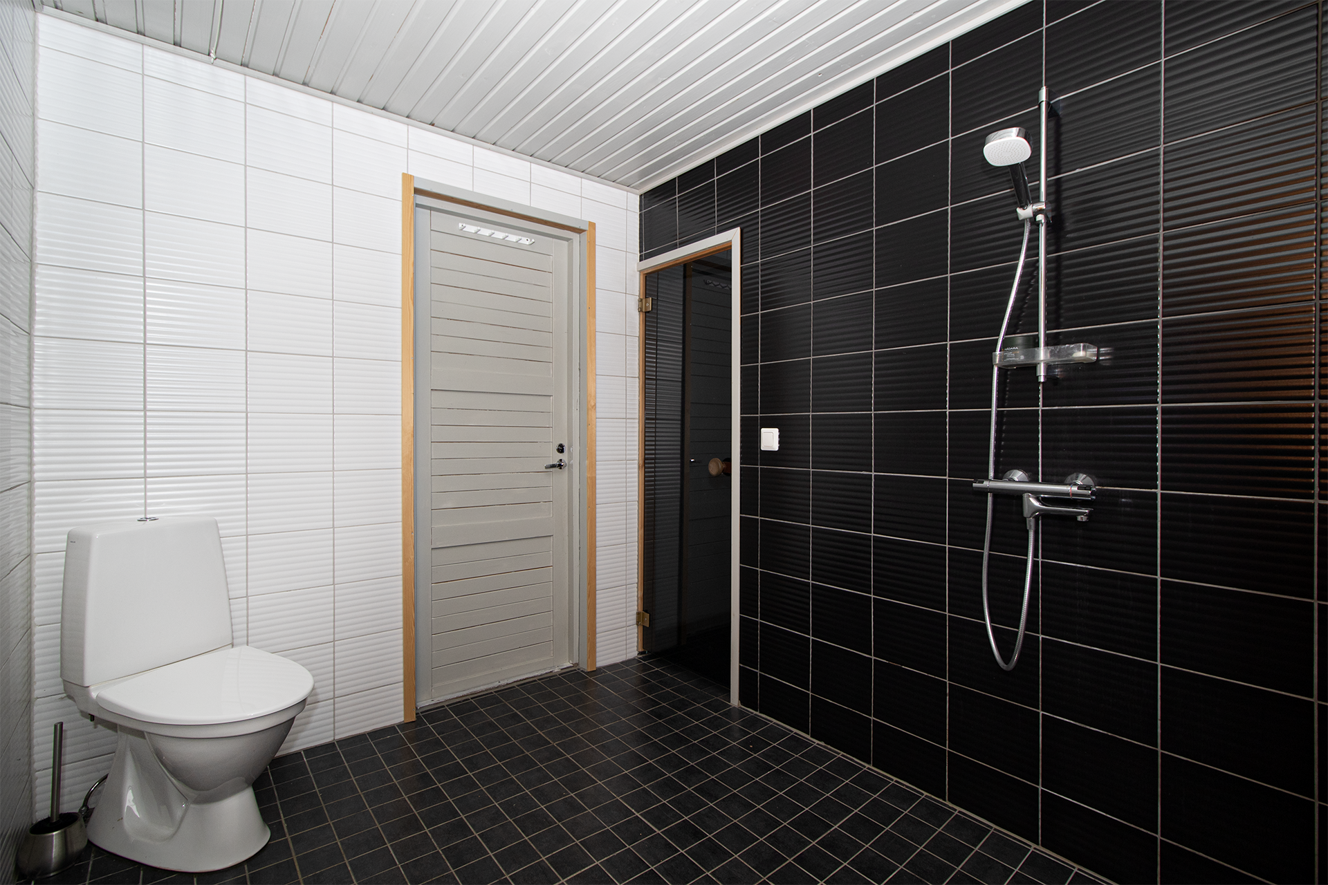 Kylpyhuone  jossa myös wc-istuin