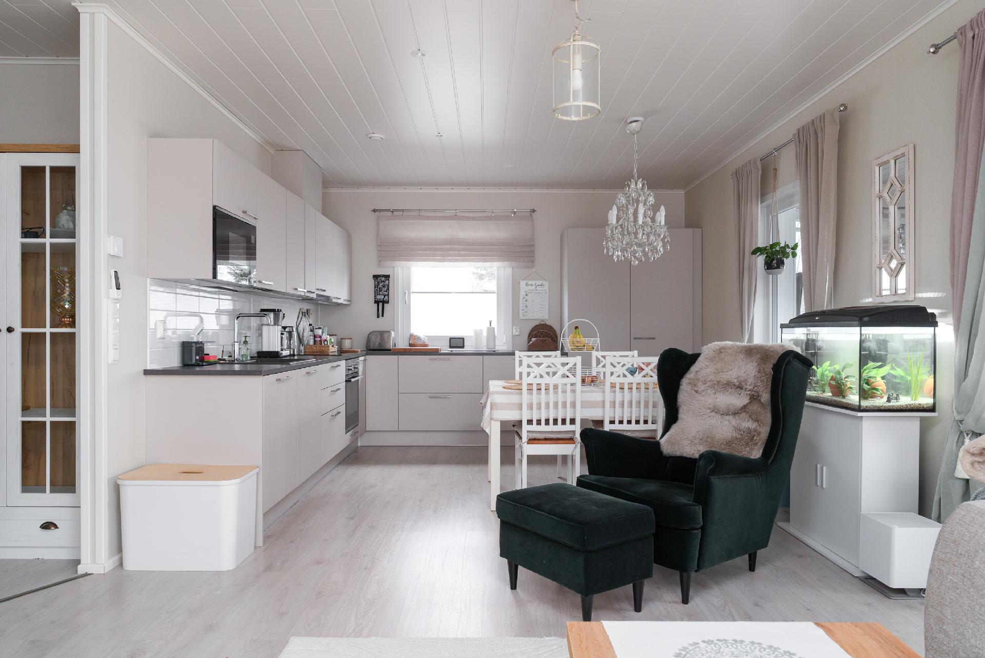 Olohuoneesta keittiöön päin