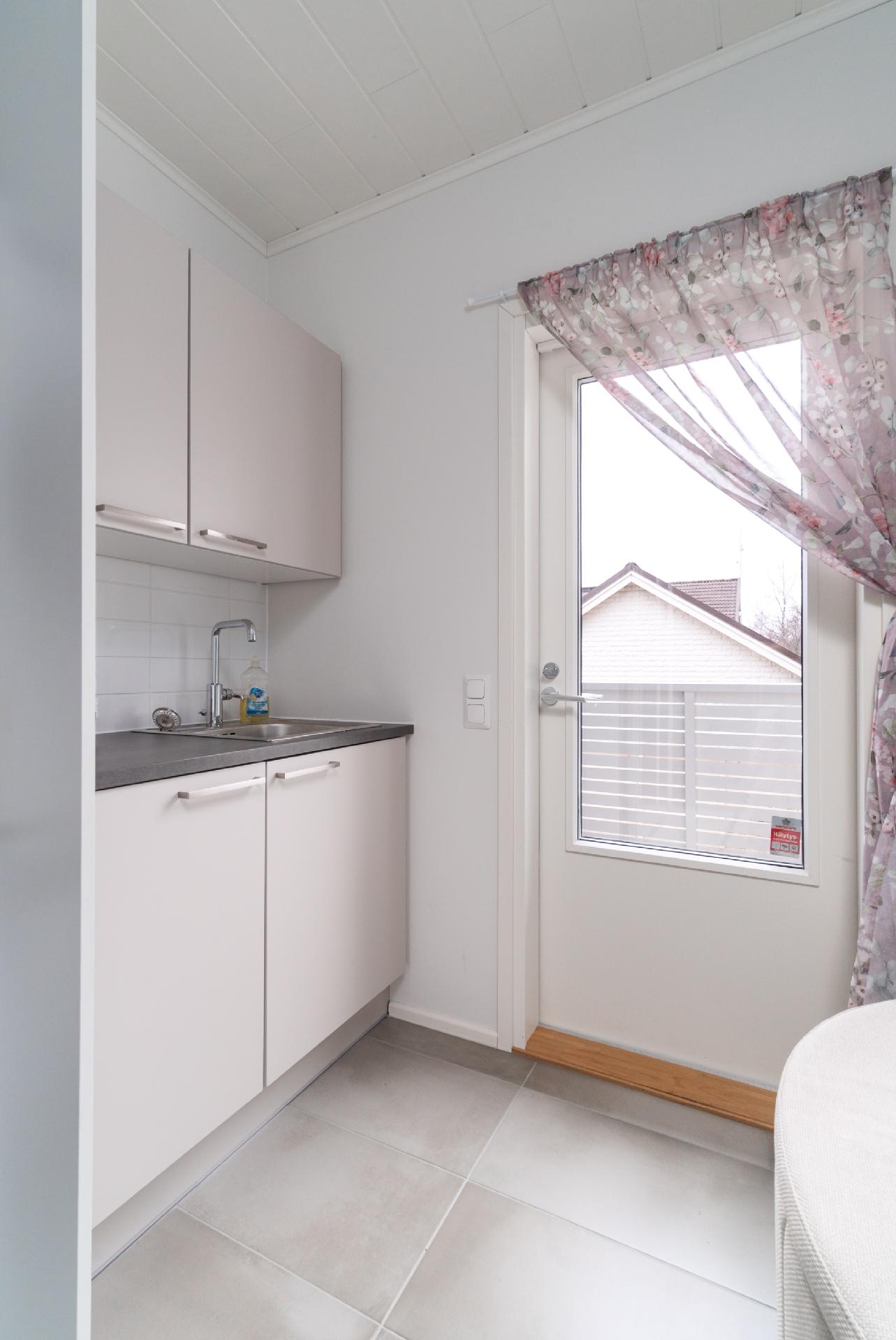 Kodinhoitohuoneesta käynti ulos