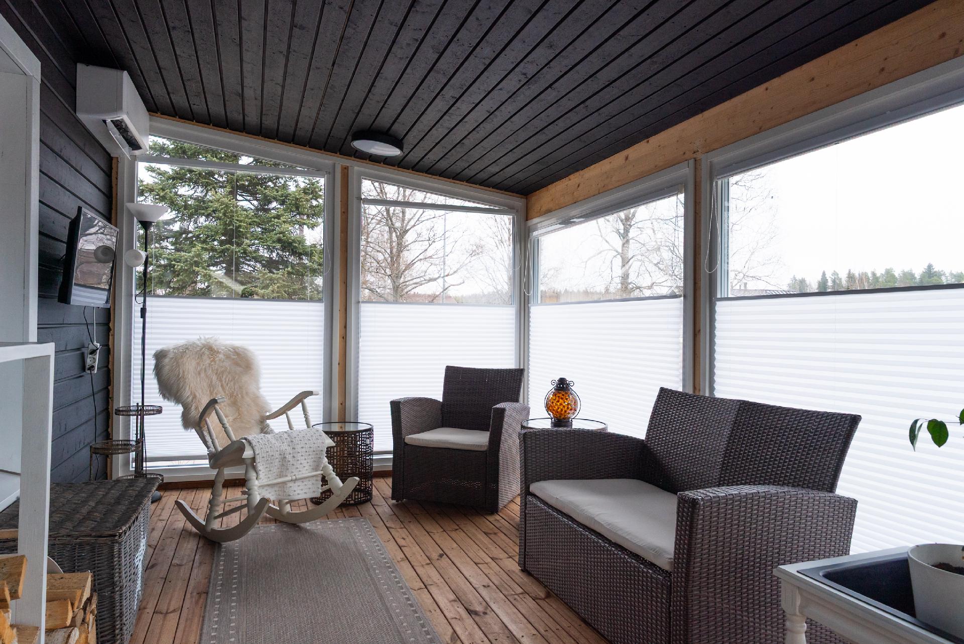 Lasiterassille käynti olohuoneesta