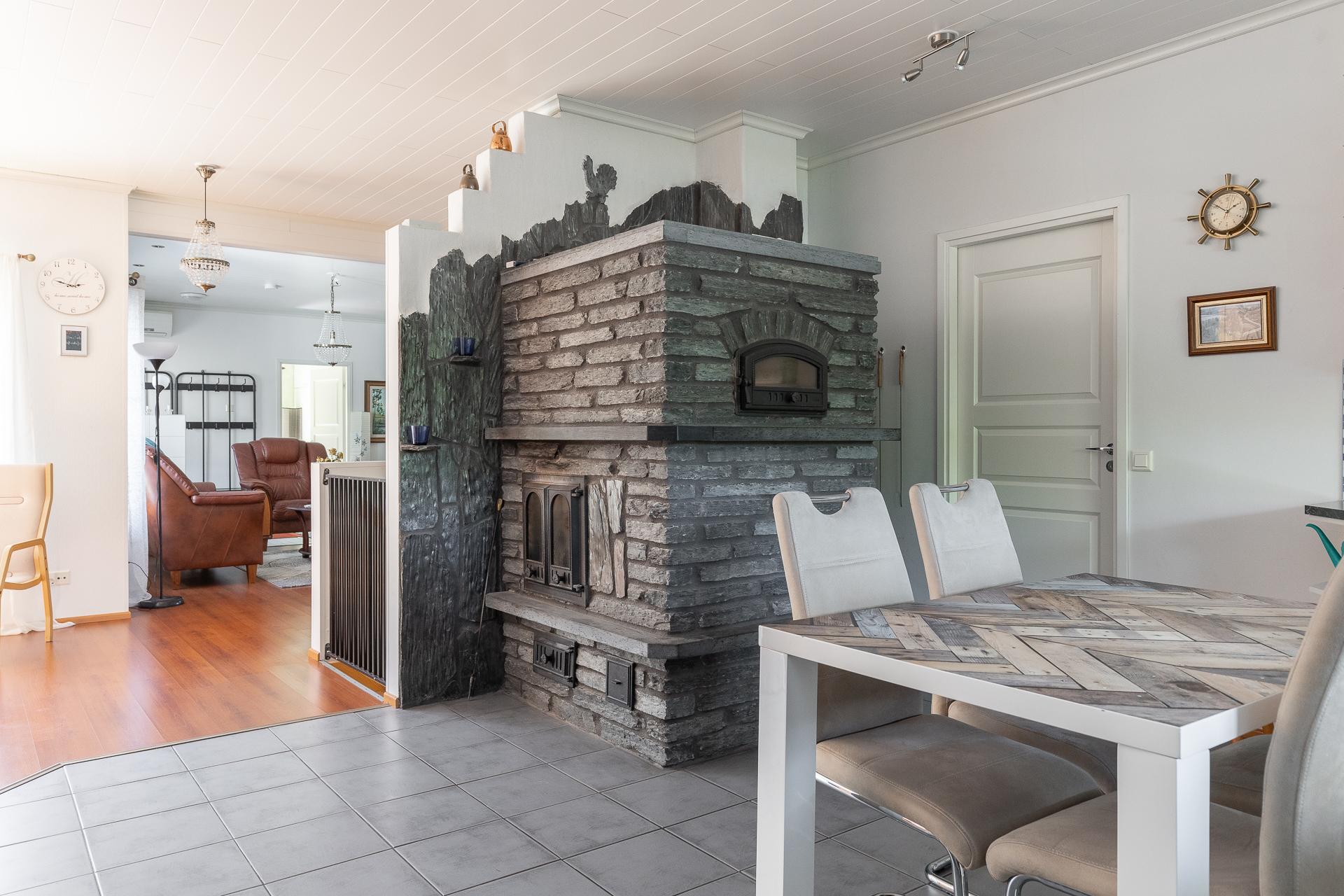 Keittiössä leivinuuni