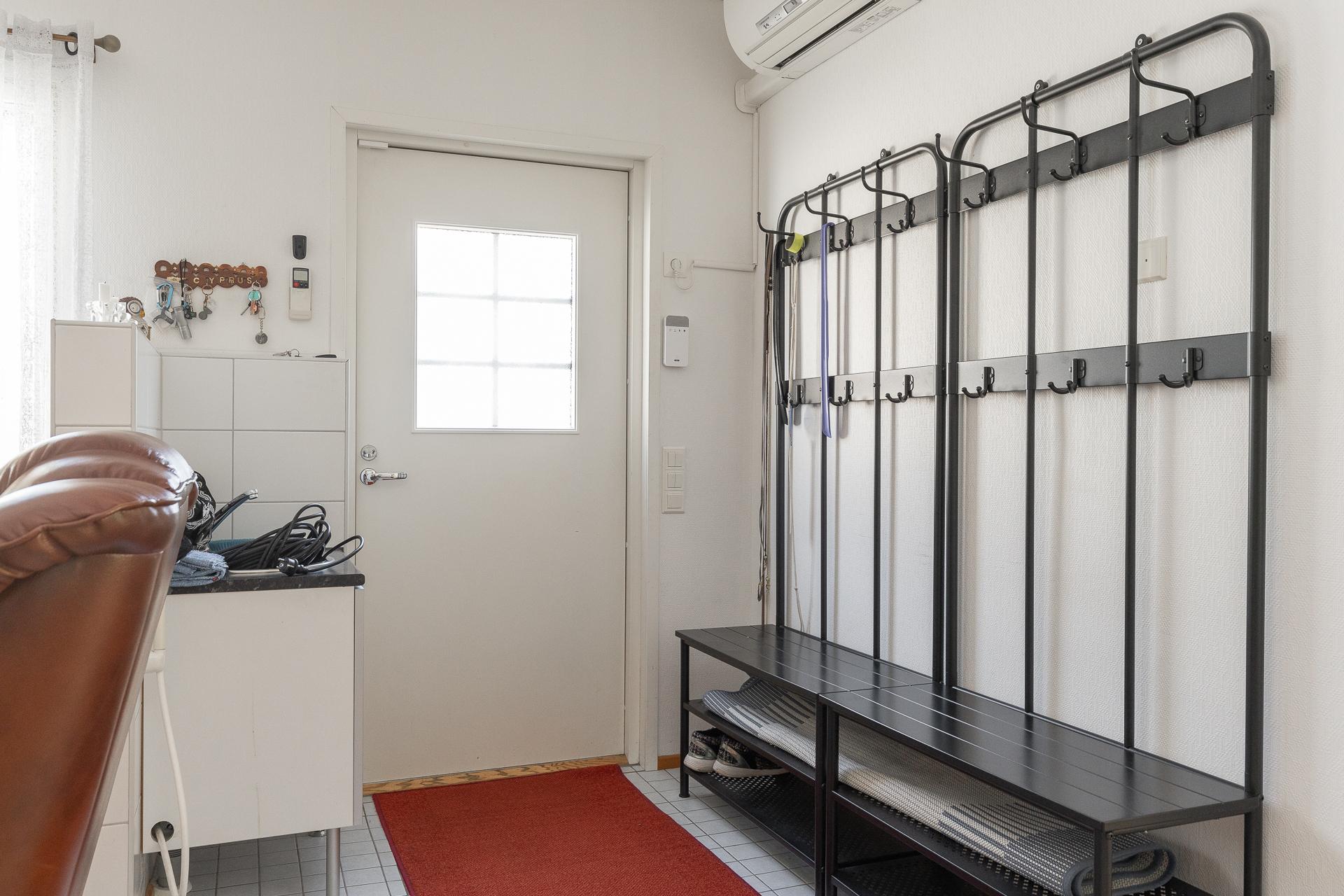 Käynti takapihan terassille olohuoneesta