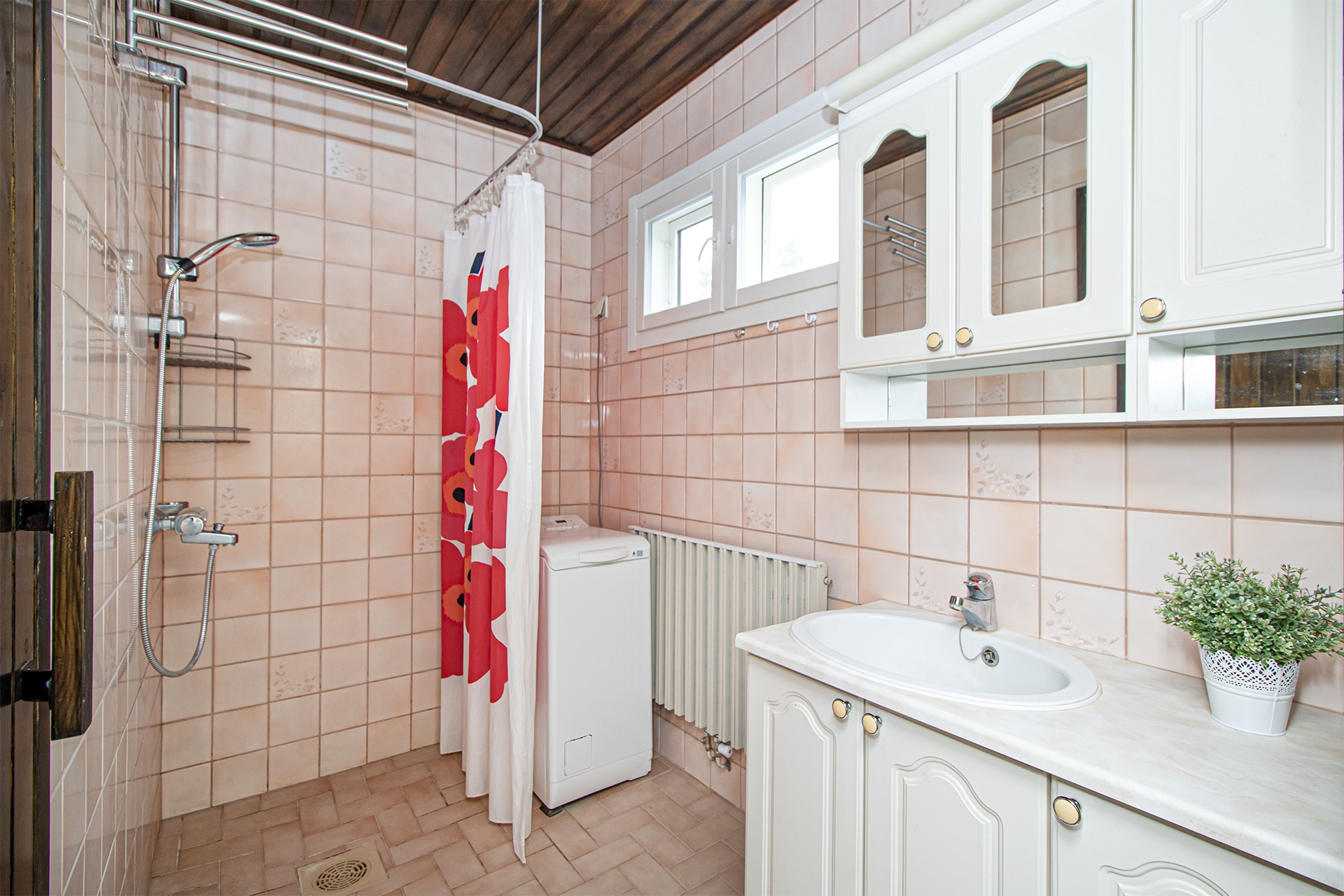 kylpyhuoneessa ikkunat