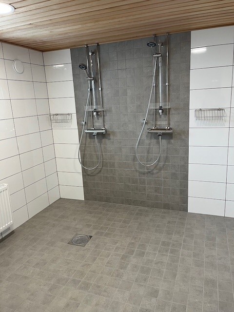 Taloyhtiön saunaosaston kylpyhuone