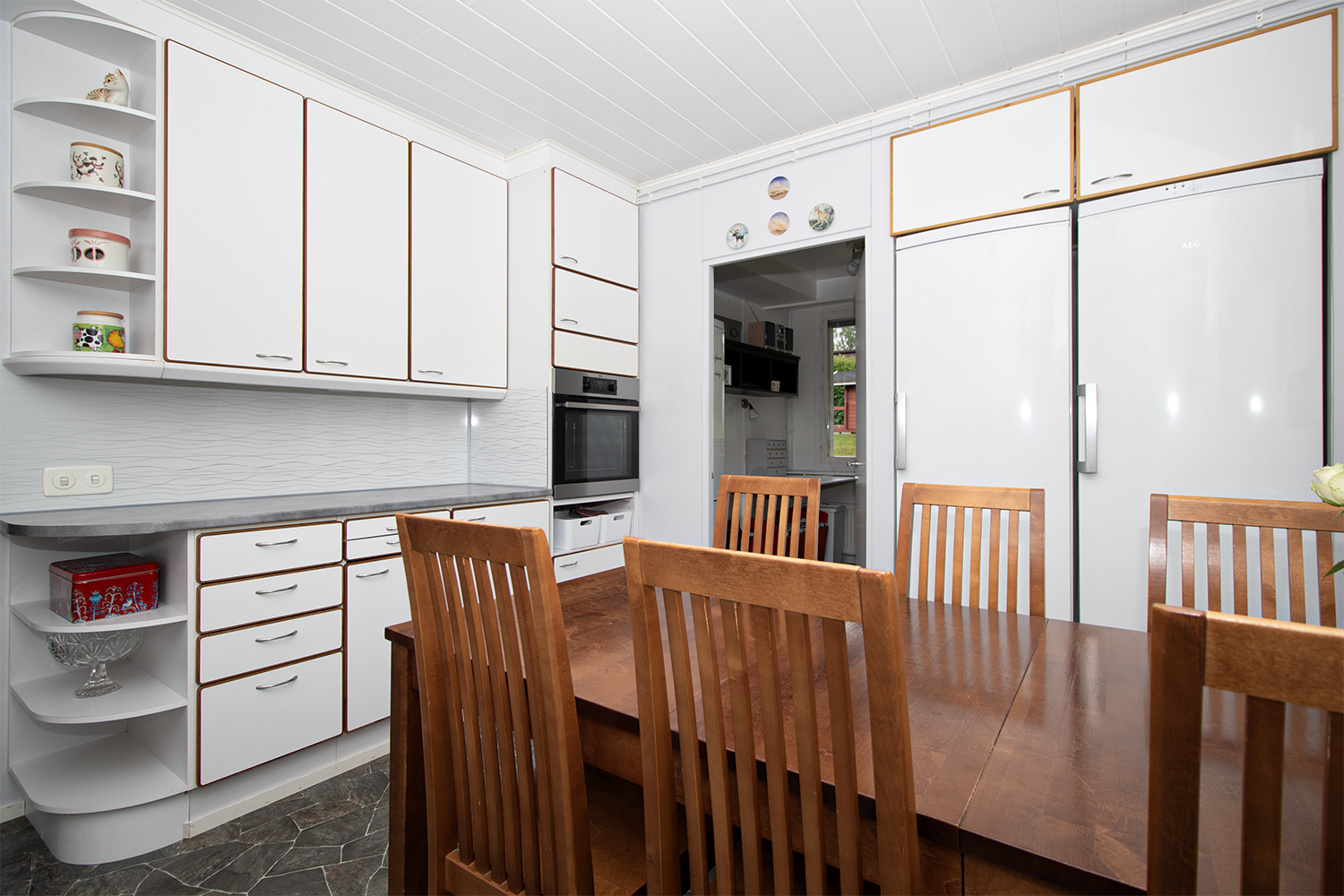 Keittiössä runsaasti kaappitilaa