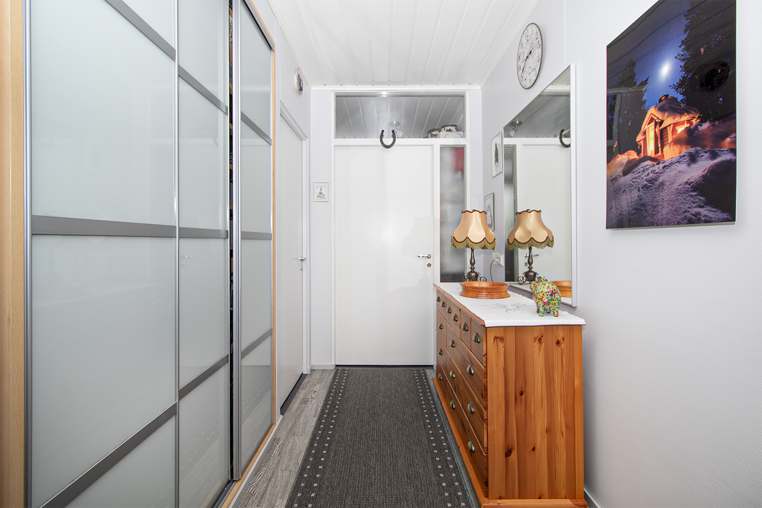 Isot liukuovi kaapistot eteisessä