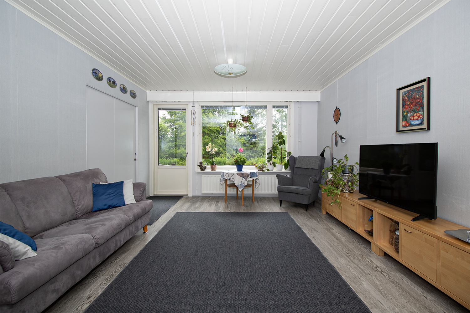 Olohuoneesta käynti vehreälle takapihalle