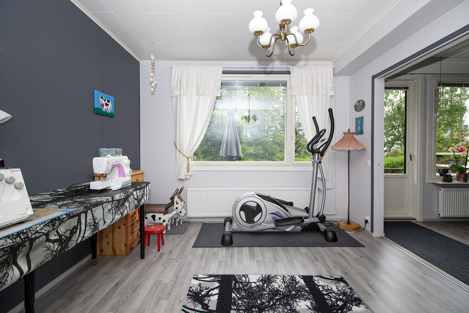 Olohuoneen viereinen huone.