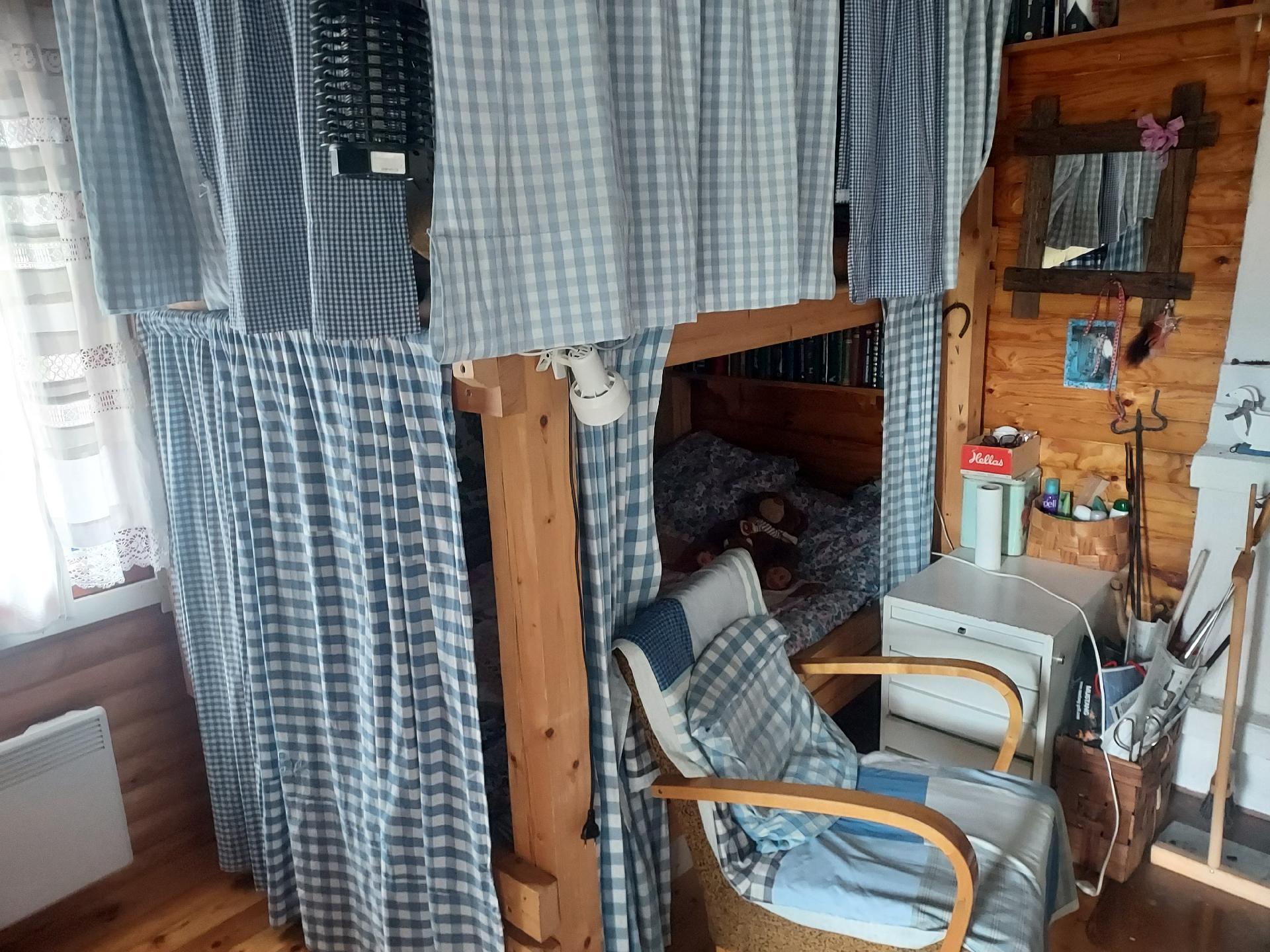 Päärakennuksessa kerrossänky