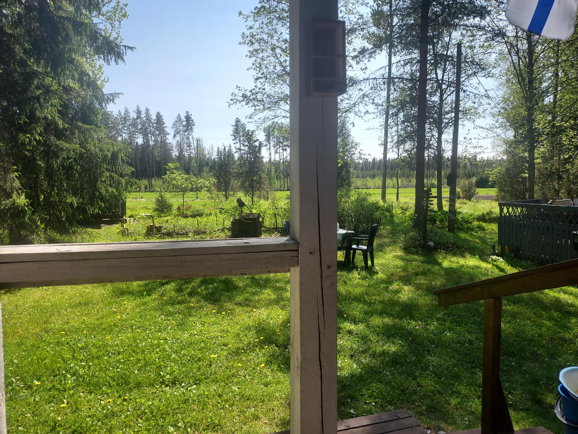 Terassilta rauhallinen peltonäkymä