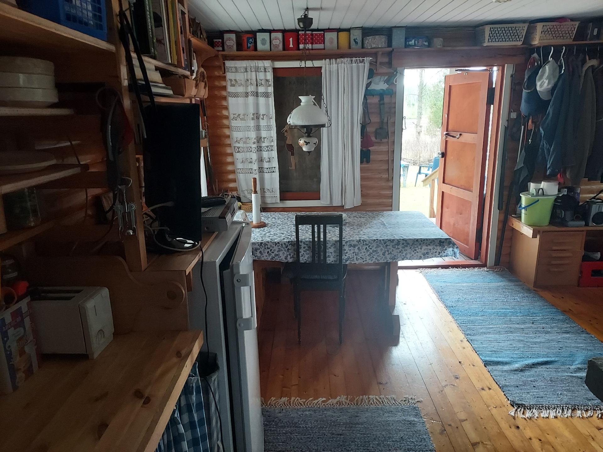 Näkymä keittiöstä olohuoneeseen