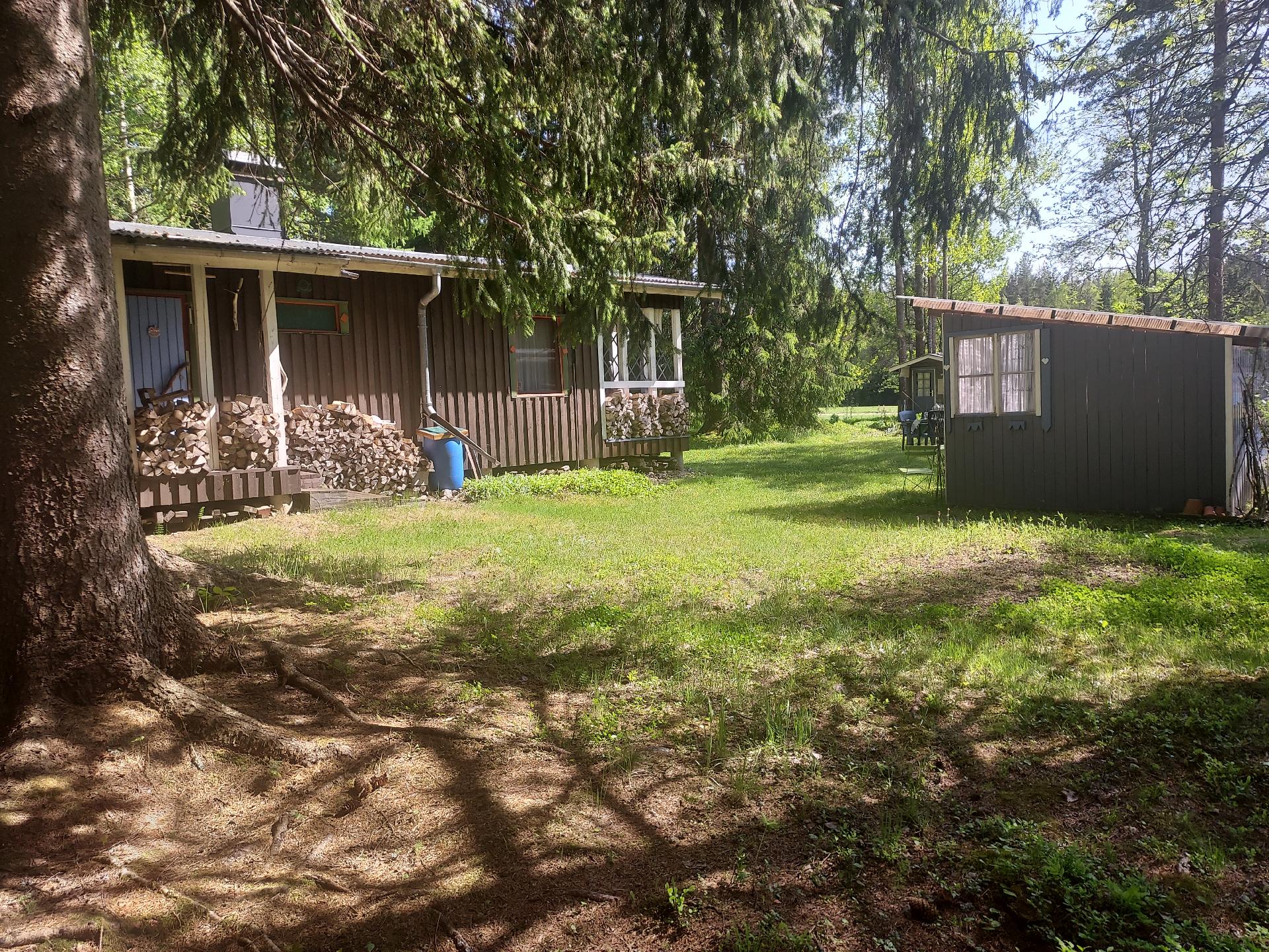 Mökki pihan puolelta