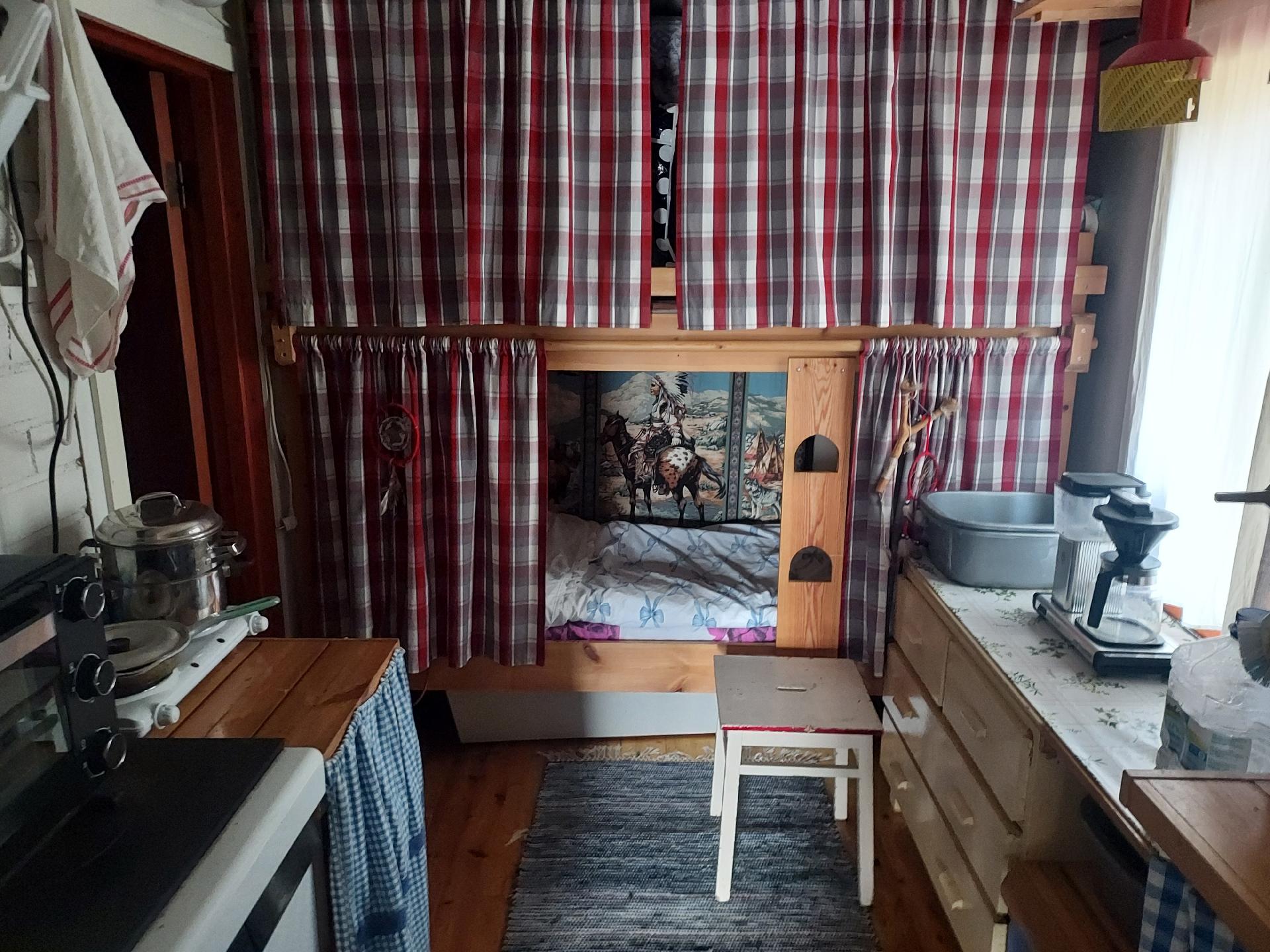 Keittiö, jonka perällä makuutilaa