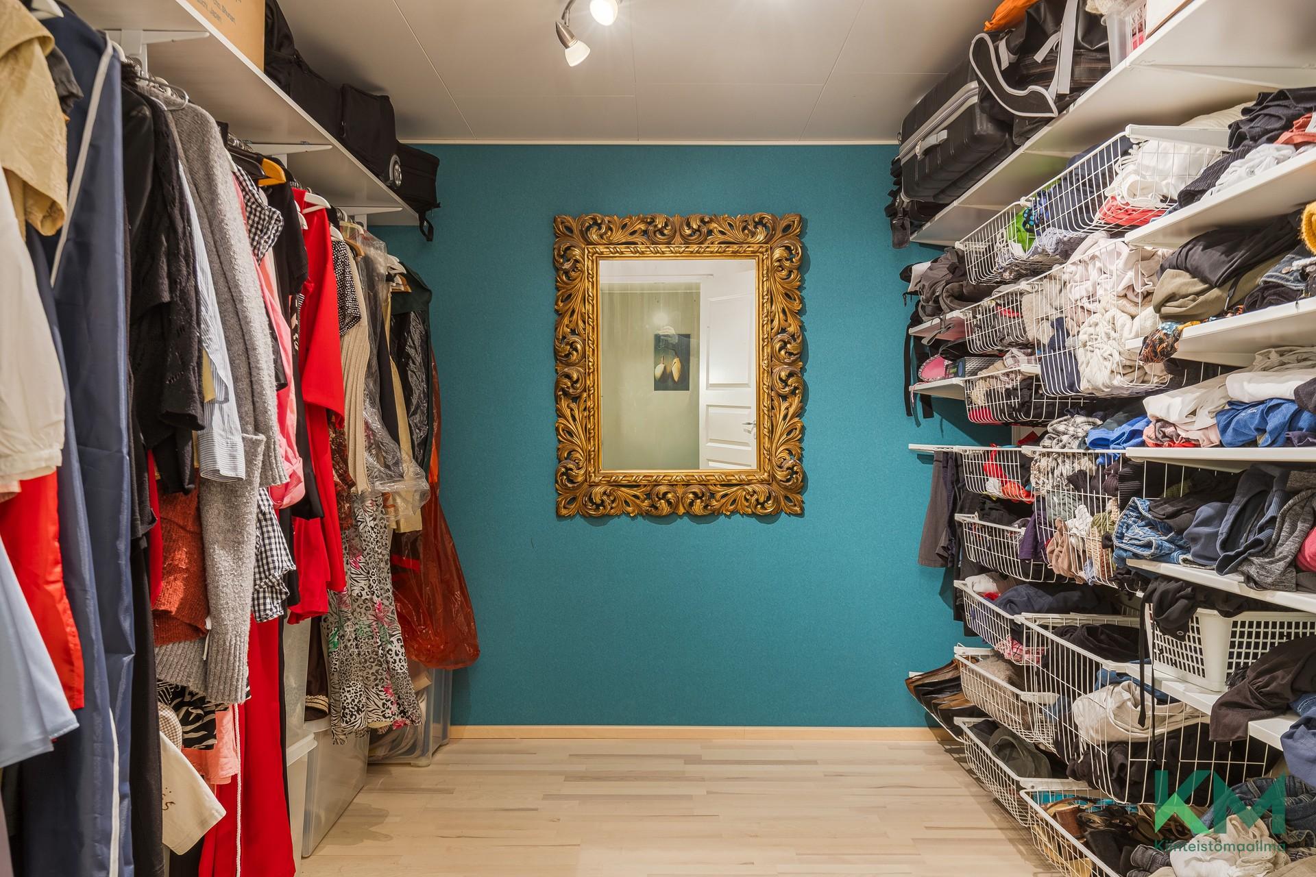 Suuri walk-in closet