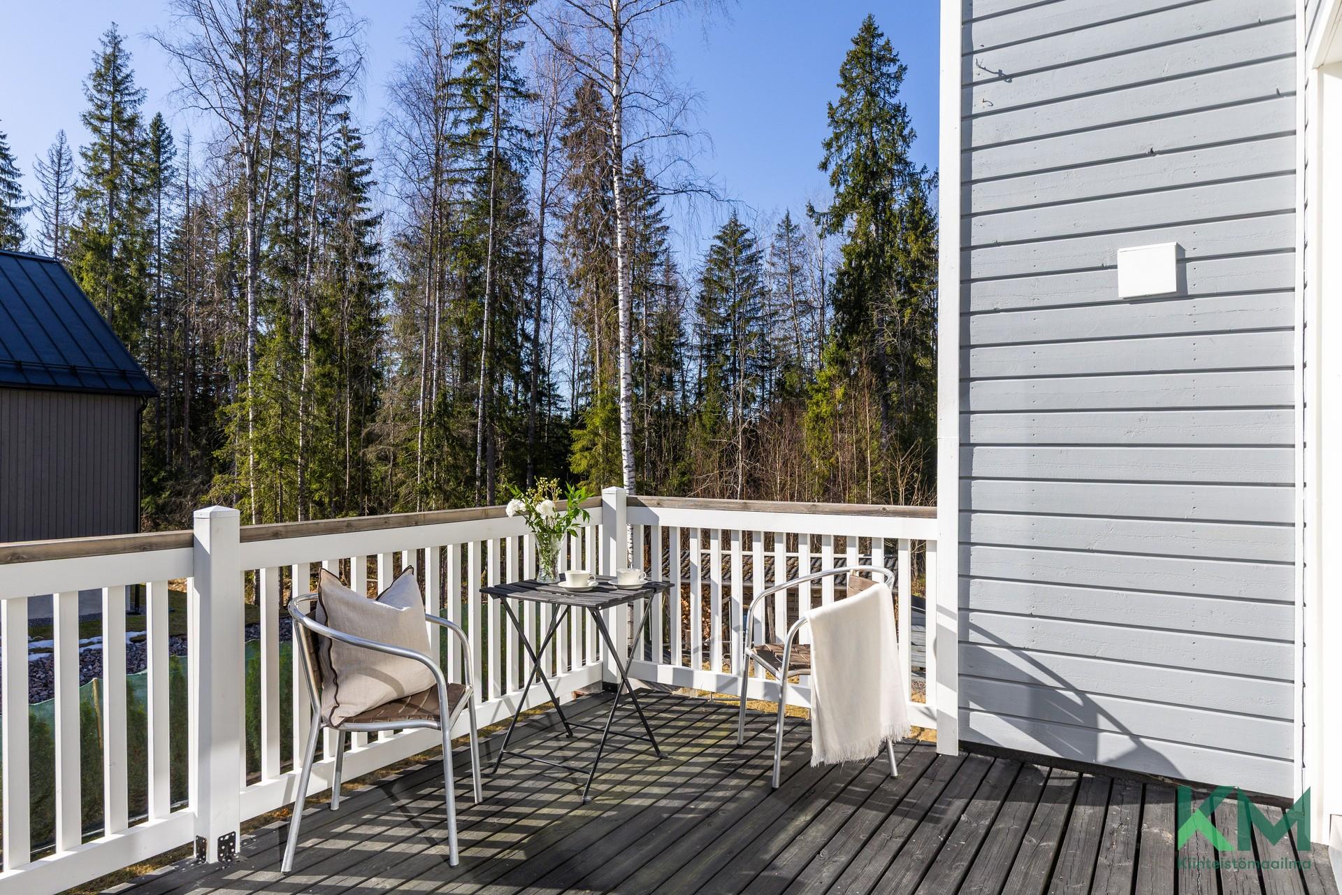 Aurinkoinen parveke keittiön yhteydessä