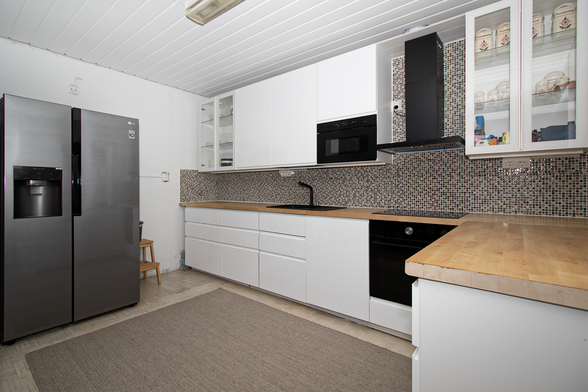 Remontoitu keittiö.