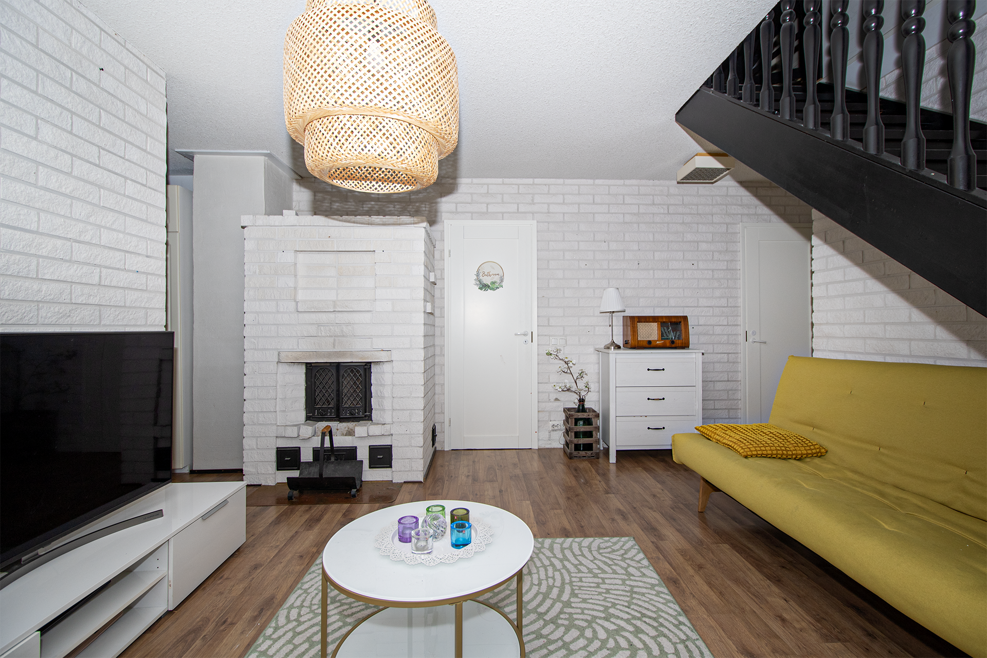 Alakerran takkahuone.