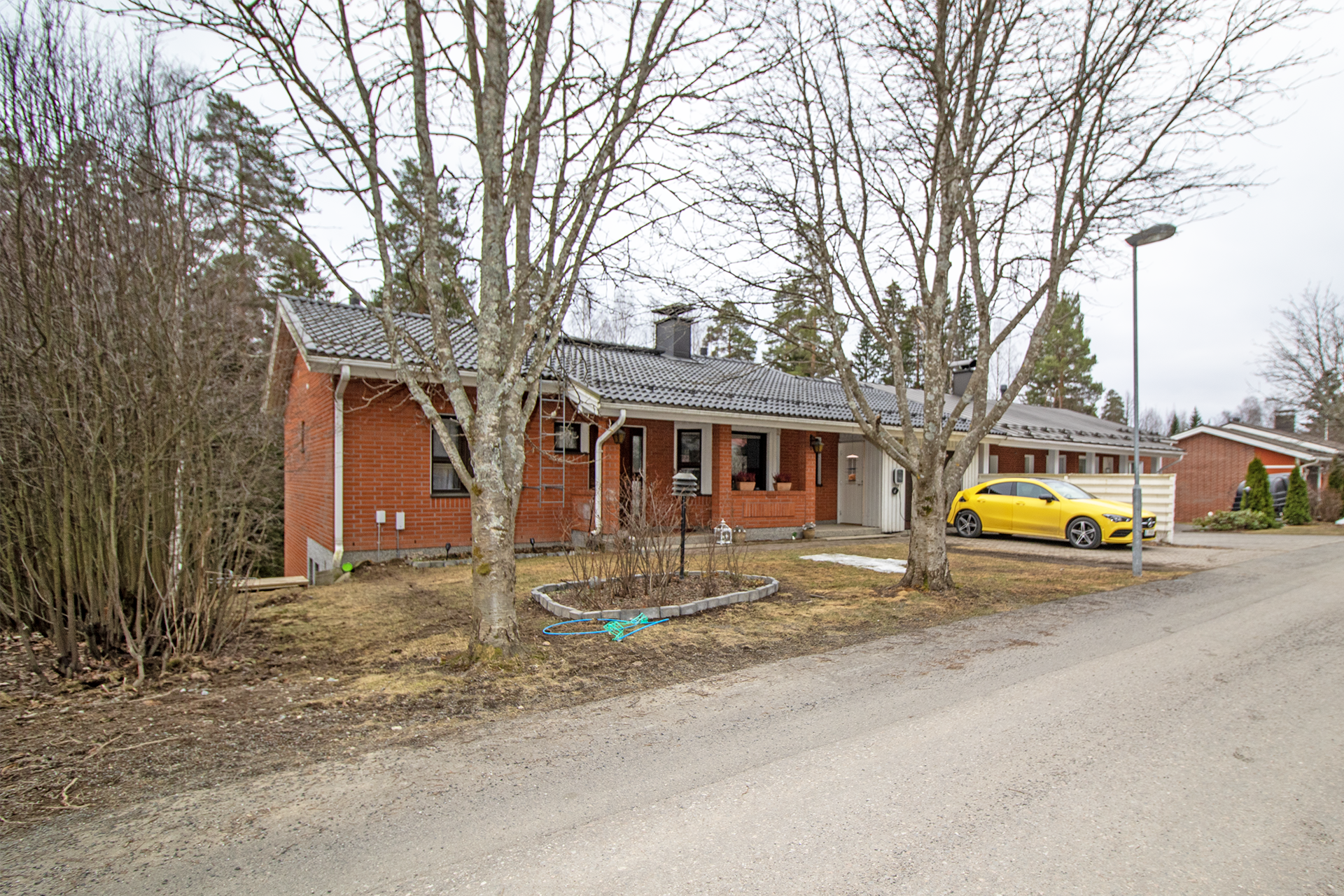 Autotallin lisäksi pihaan mahtuu kaksi autoa.