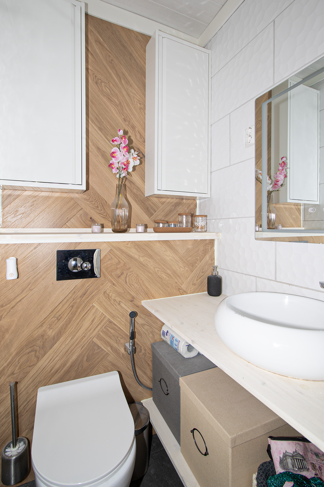 Yläkerran erillinen wc.