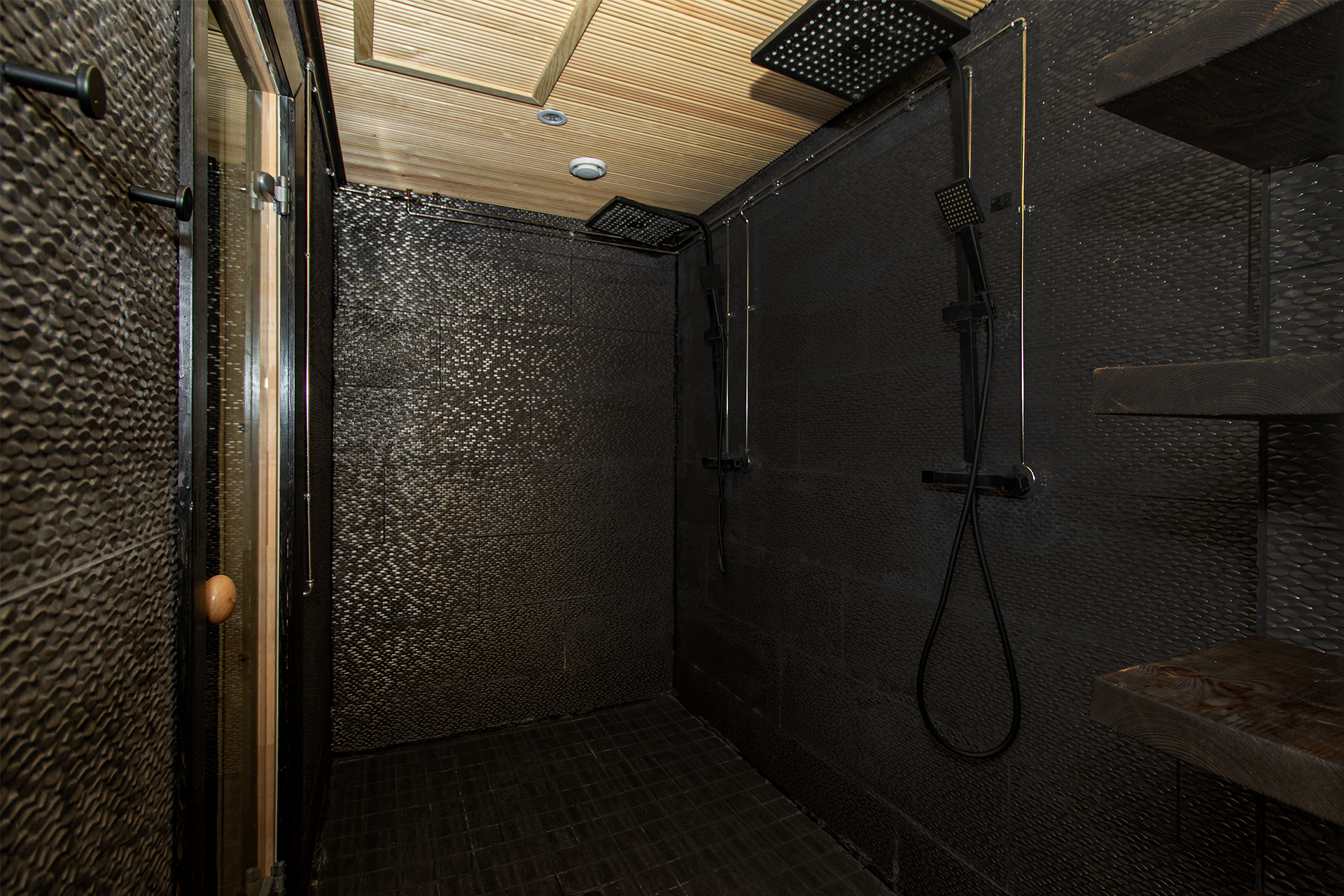 Remontoitu kylpyhuone.