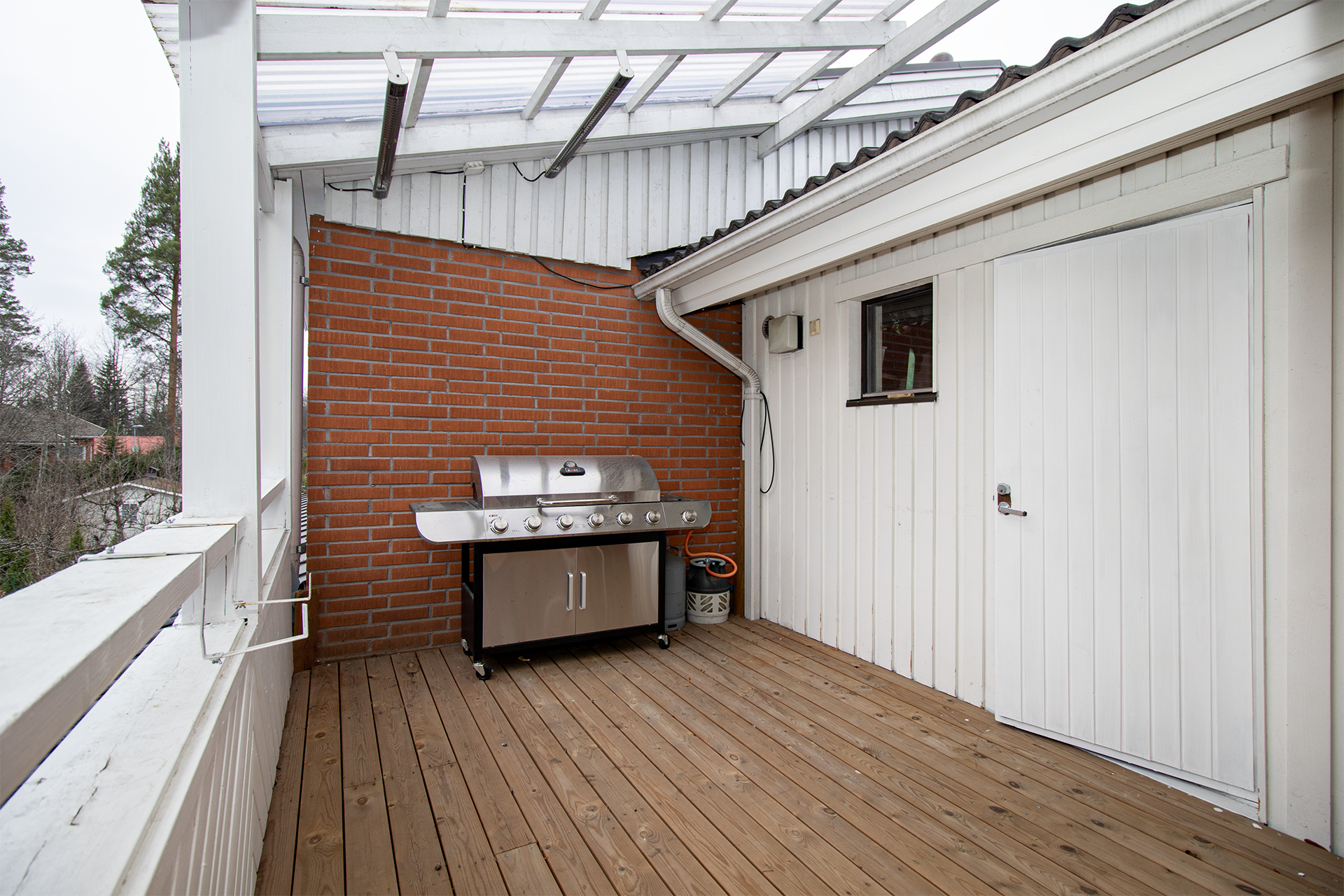 Iso parveke, josta kulku varastoon.