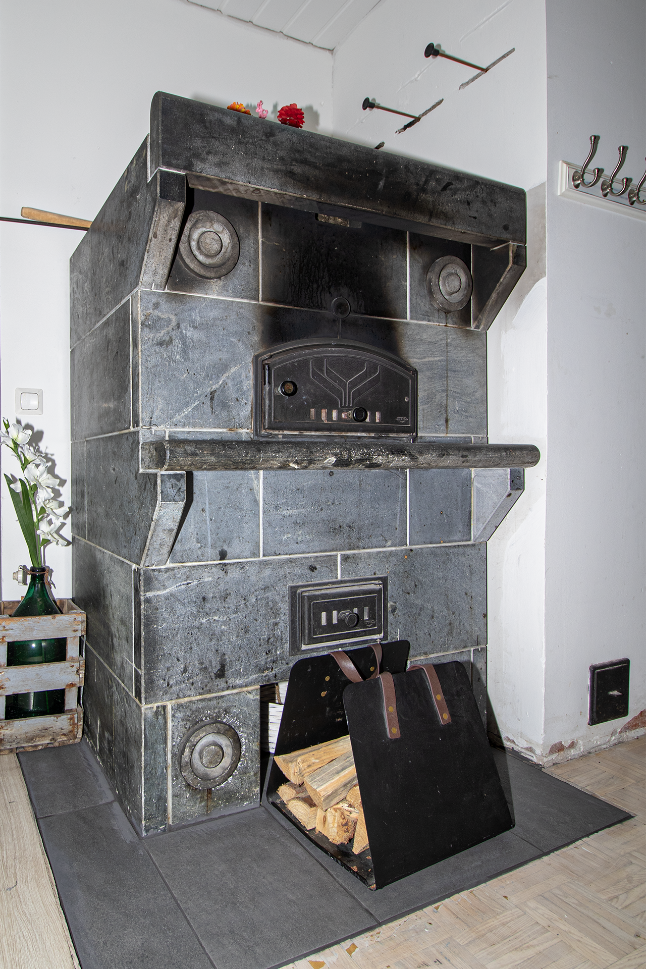 Keittiössä leivinuuni.