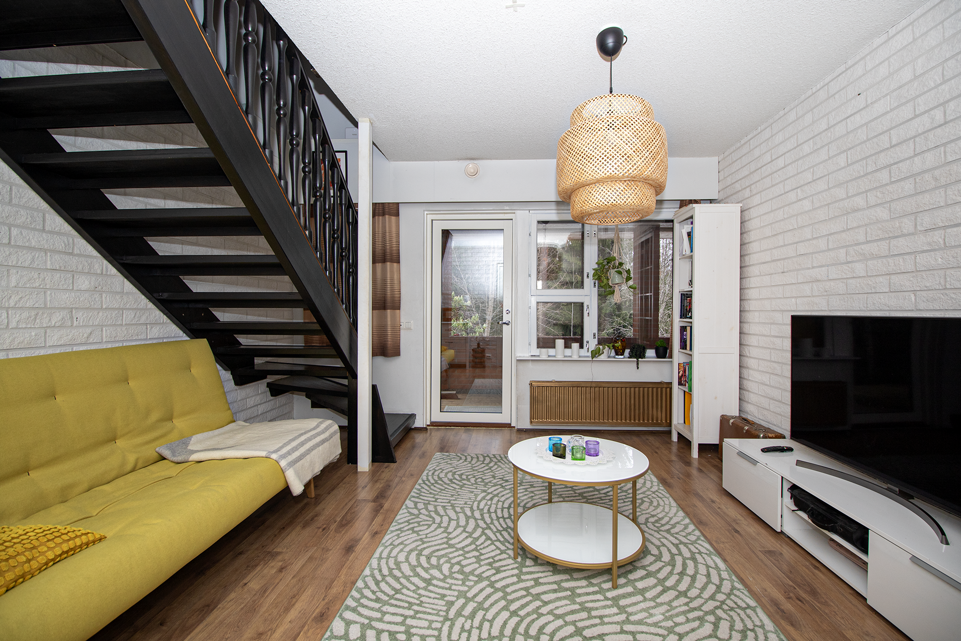 Alakerrasta kulku takapihalle.