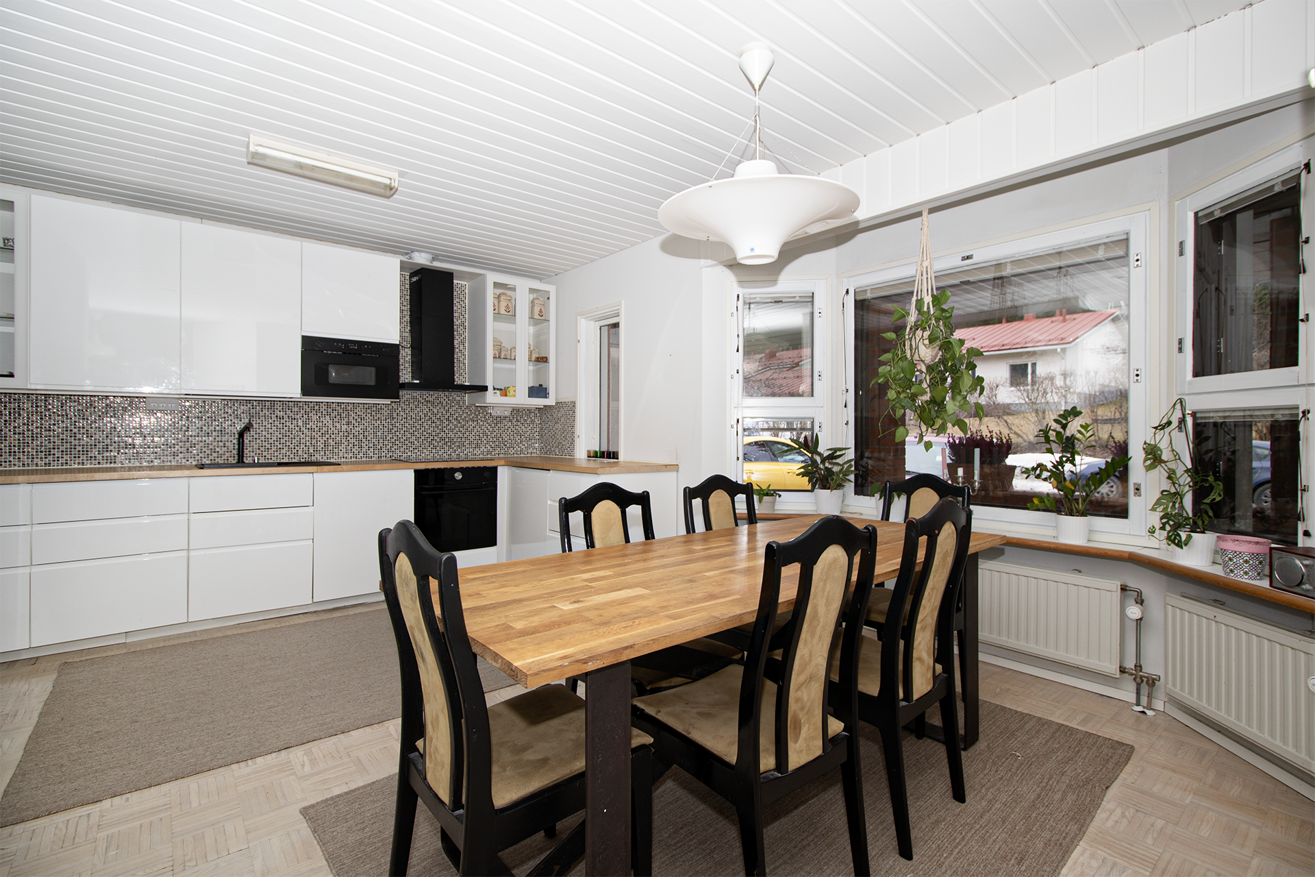 Tilaa isolle ruokapäydälle.