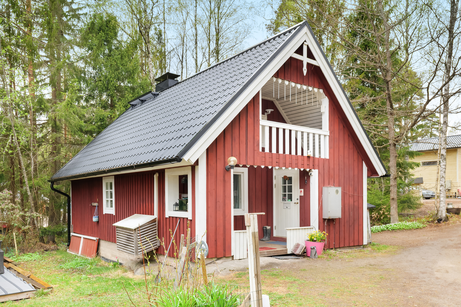 Metsän reunassa kiva pieni omakotitalo.