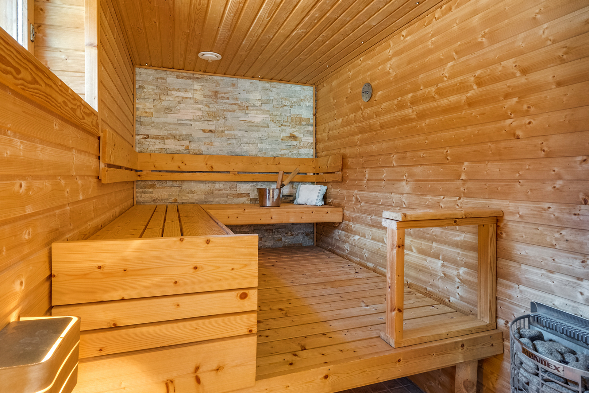 Tilava ja tunnelmallinen sauna