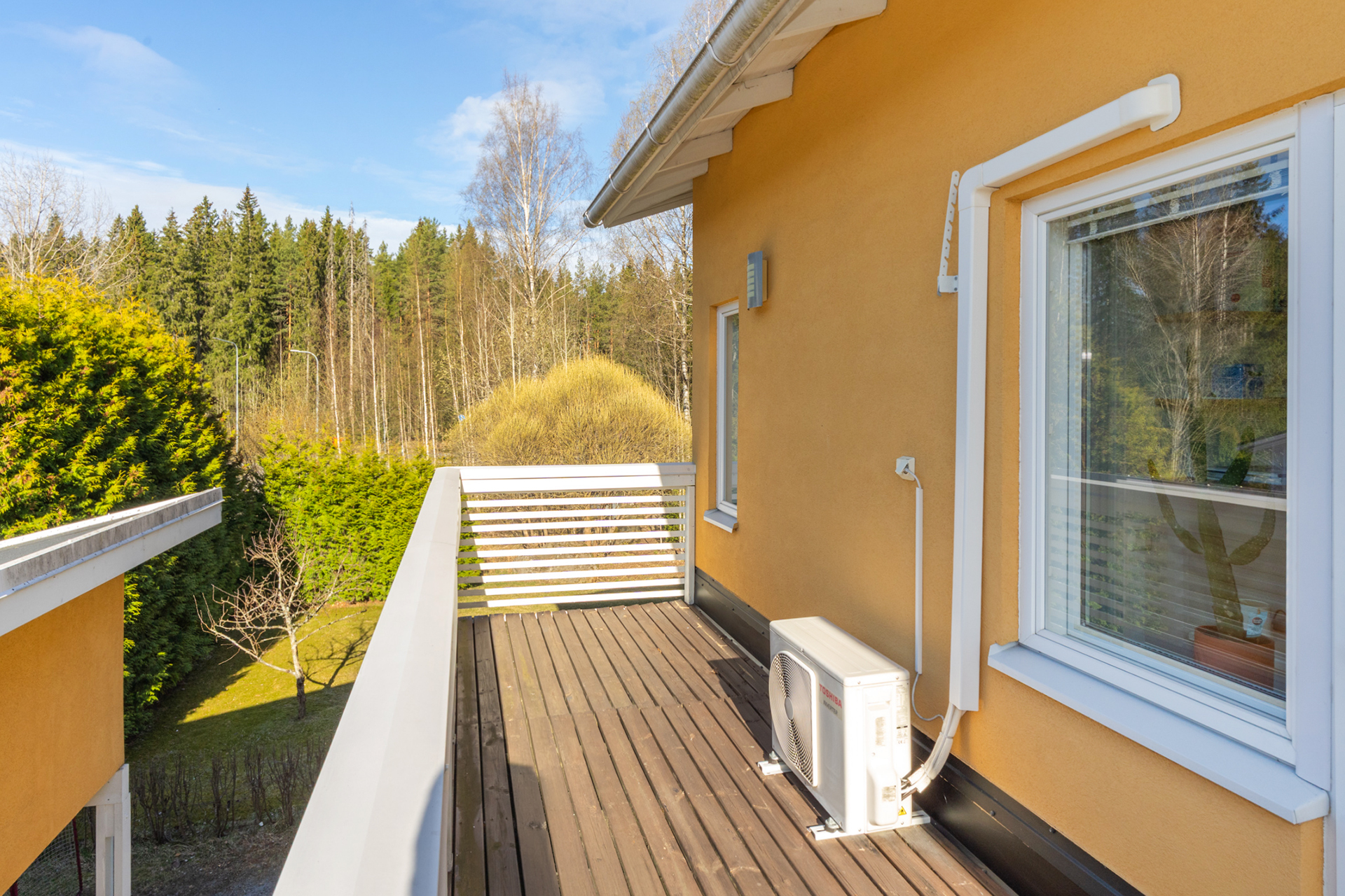 Aulasta on käynti etelänsuuntaiselle parvekkeelle