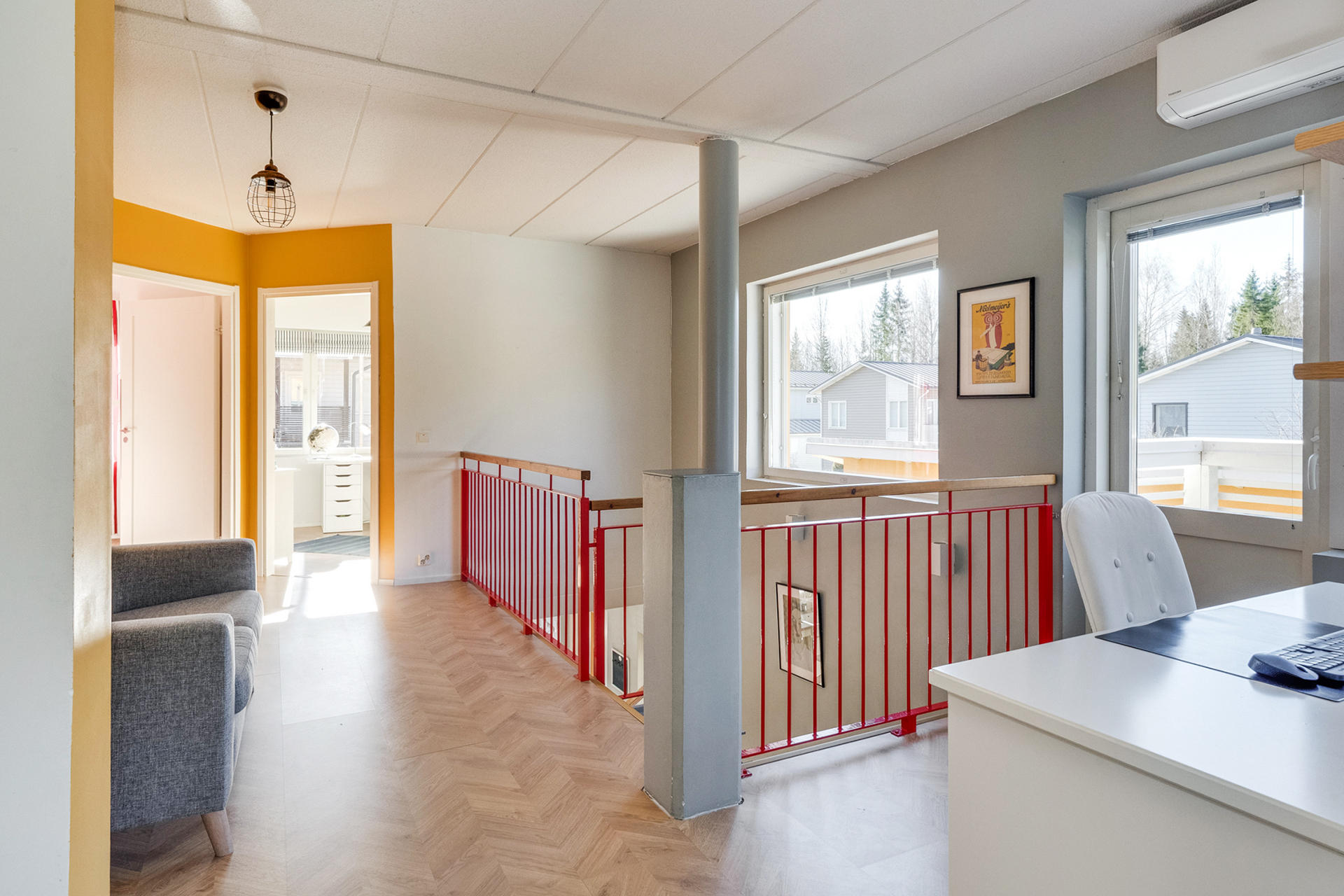 Yläkerran aulasta on käynti parvekkeelle