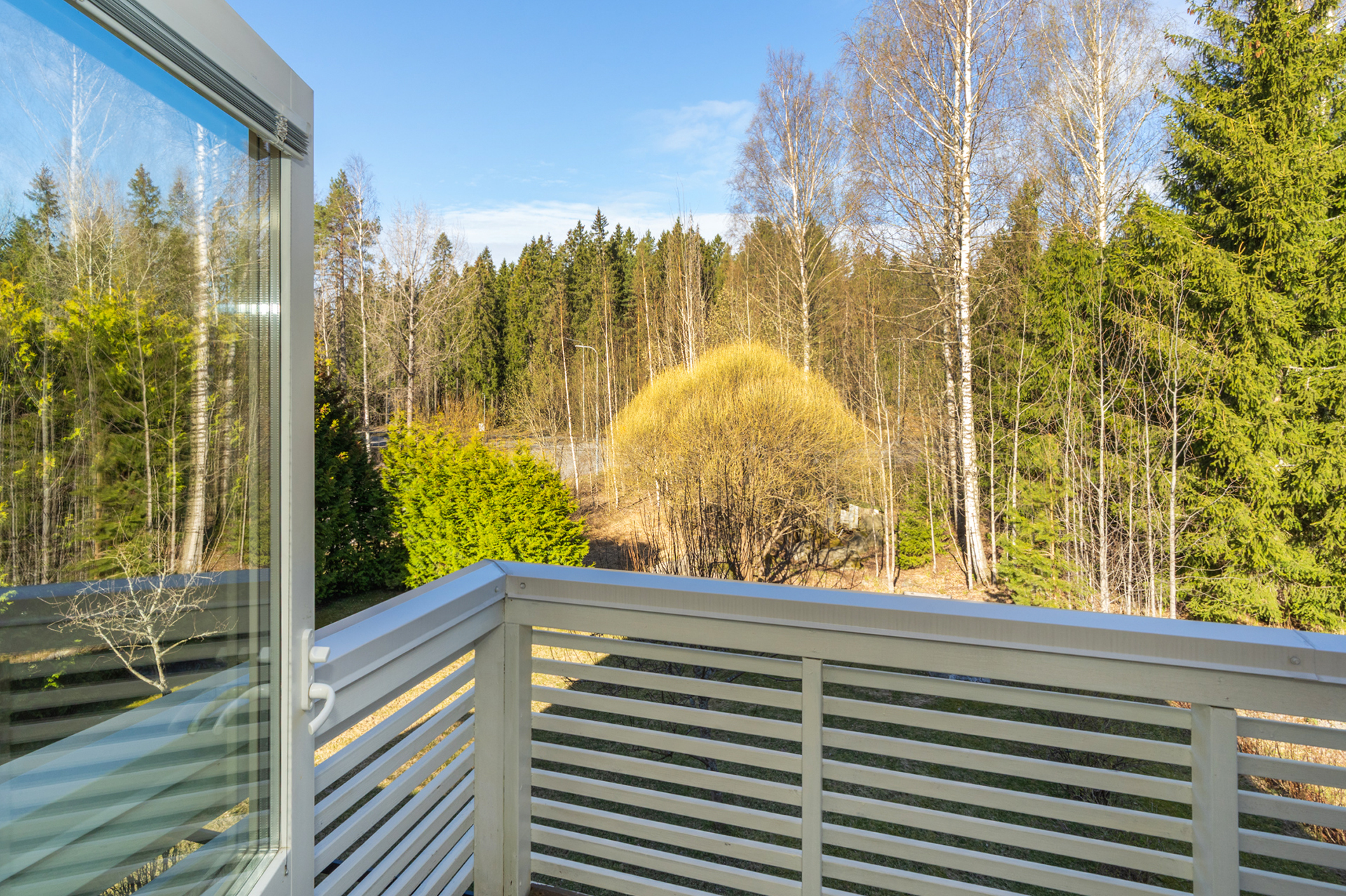 Päämakuuhuoneen parveke on länteen, takapihan suuntaan