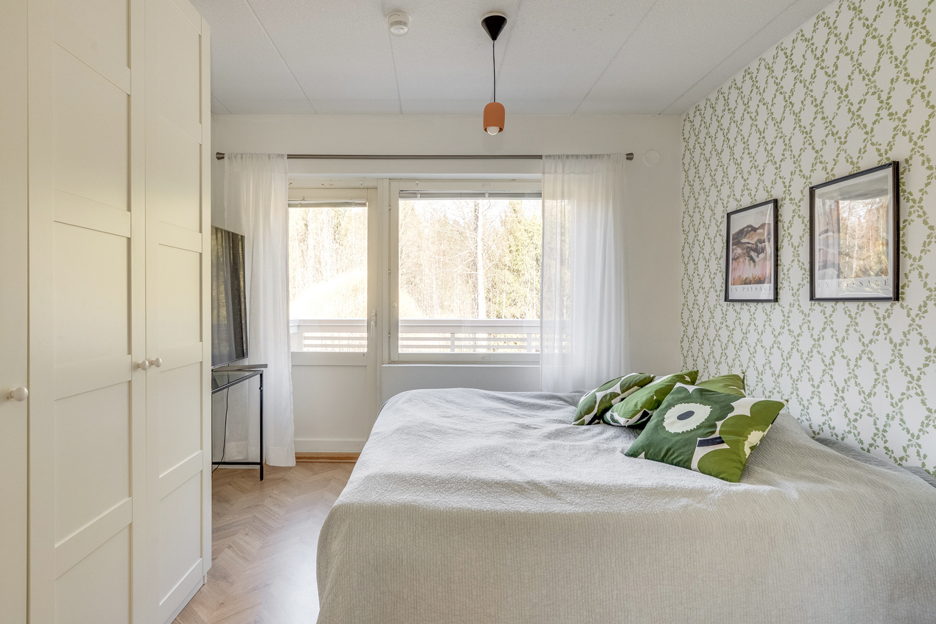 Päämakuuhuoneesta on käynti toiselle parvekkeelle