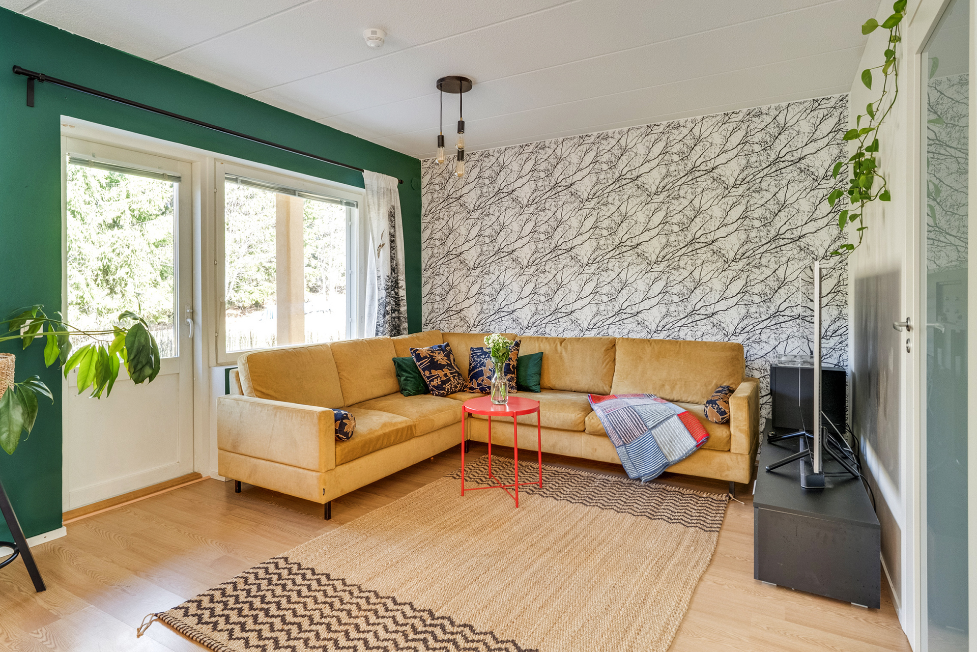 Olohuoneesta on käynti takapihan terassille