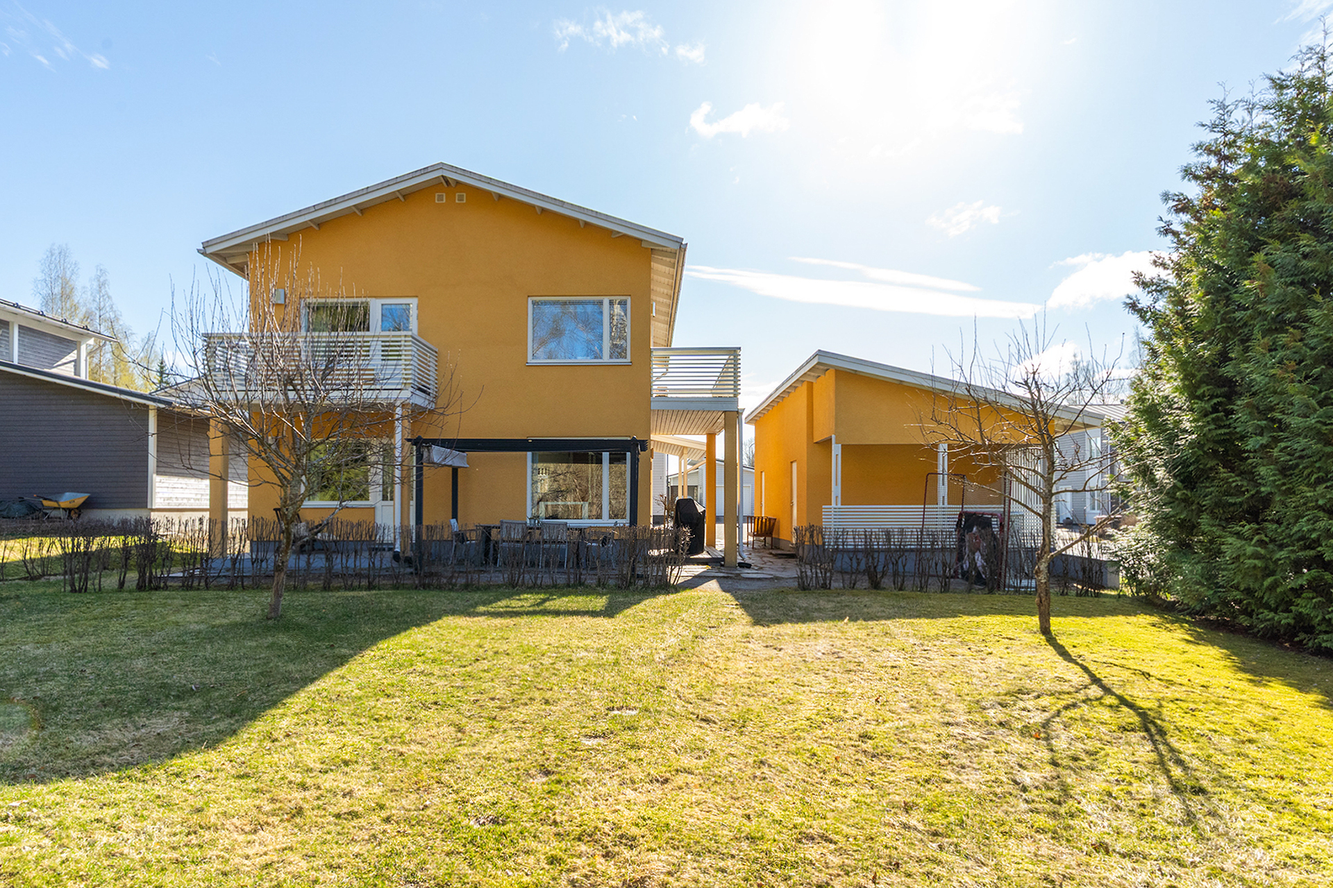 Takapiha on länteen, iltapäivän auringon suuntaan