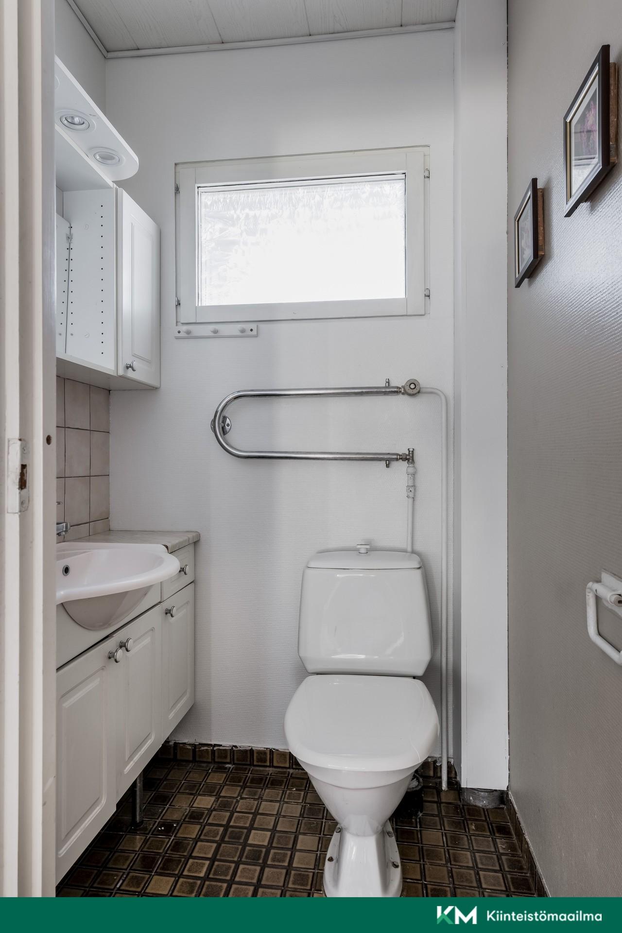 Erillinen WC yläkerta