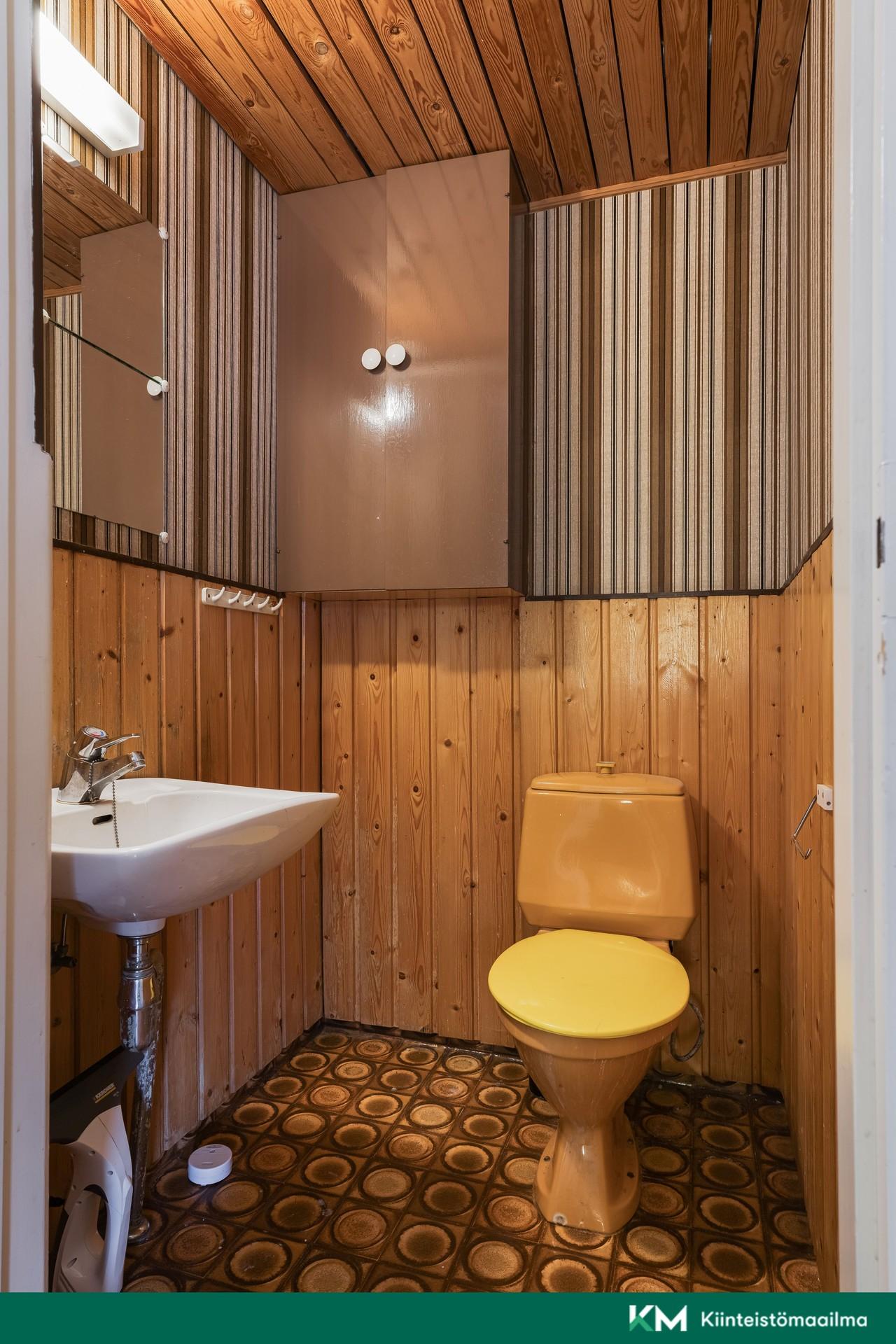 Erillinen WC alakerta