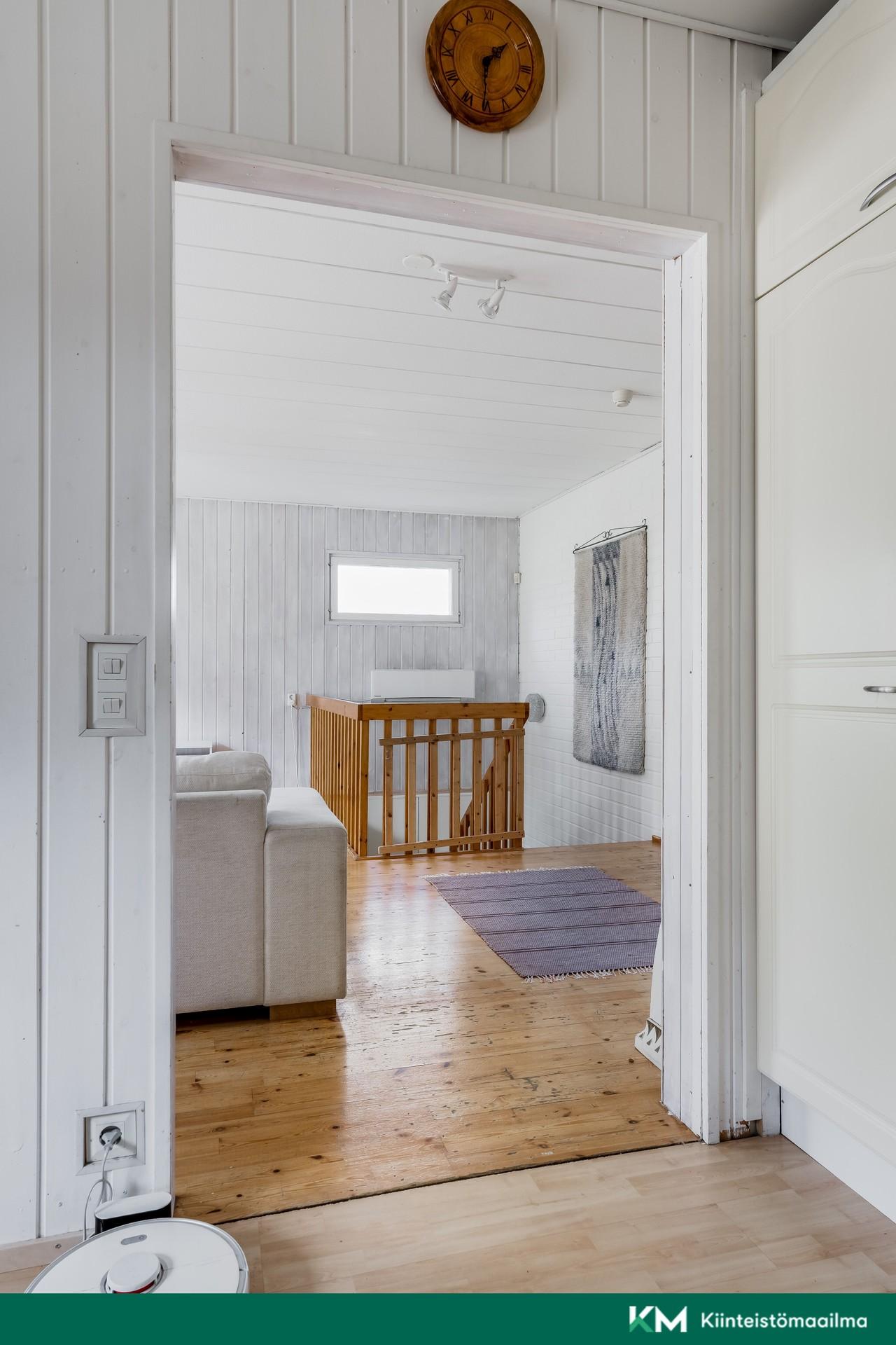 Näkymä keittiöstä olohuoneeseen