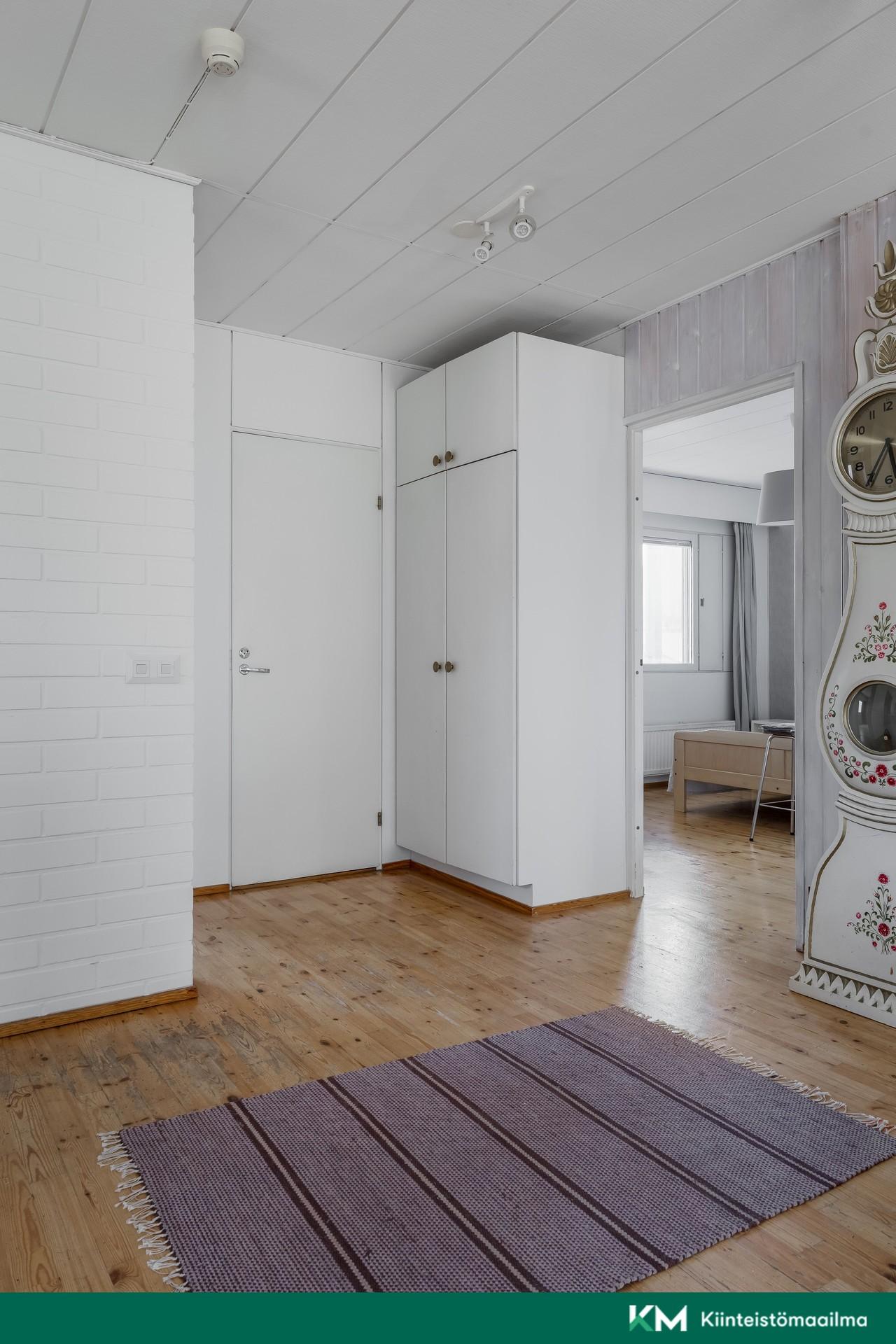 Näkymä olohuoneesta makuuhuoneeseen