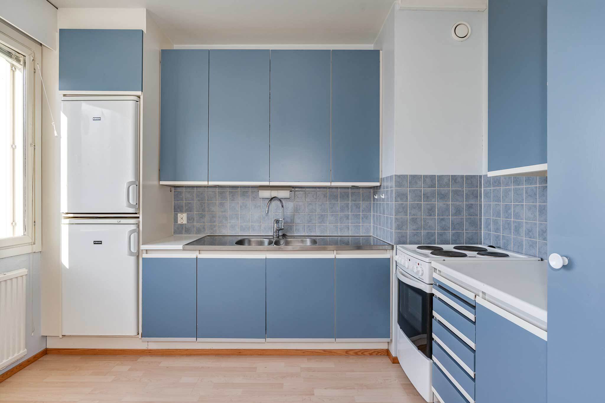 Keittiön alkuperäiset kaapit ovat siistissä kunnossa