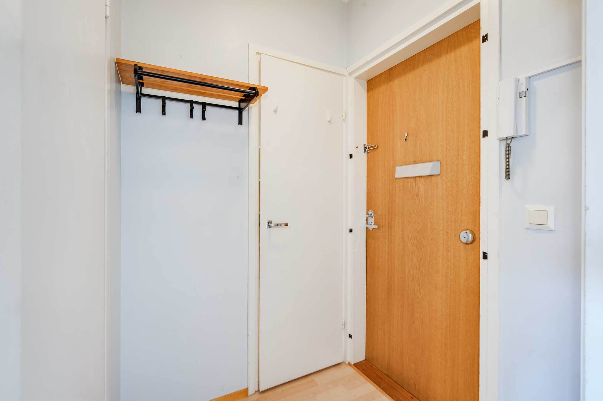 Eteisessä vaatehuone arjen järjestystä helpottamaan