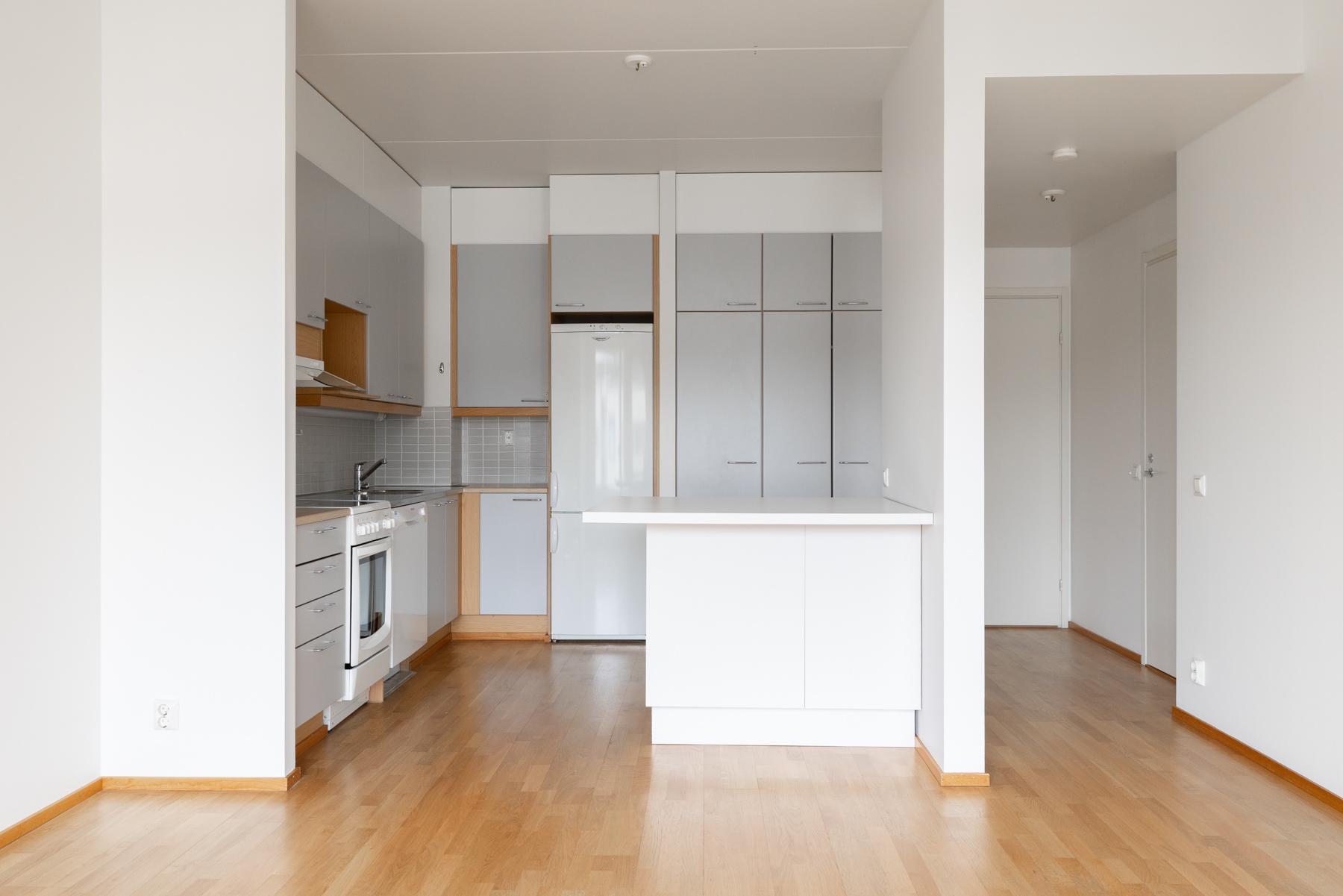 Avokeittiötä irrallisella saarekkeella