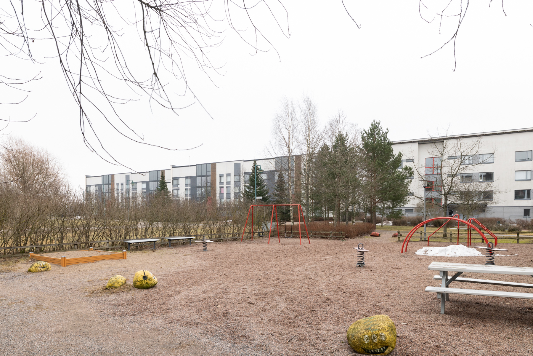 Taloyhtiön pihaa