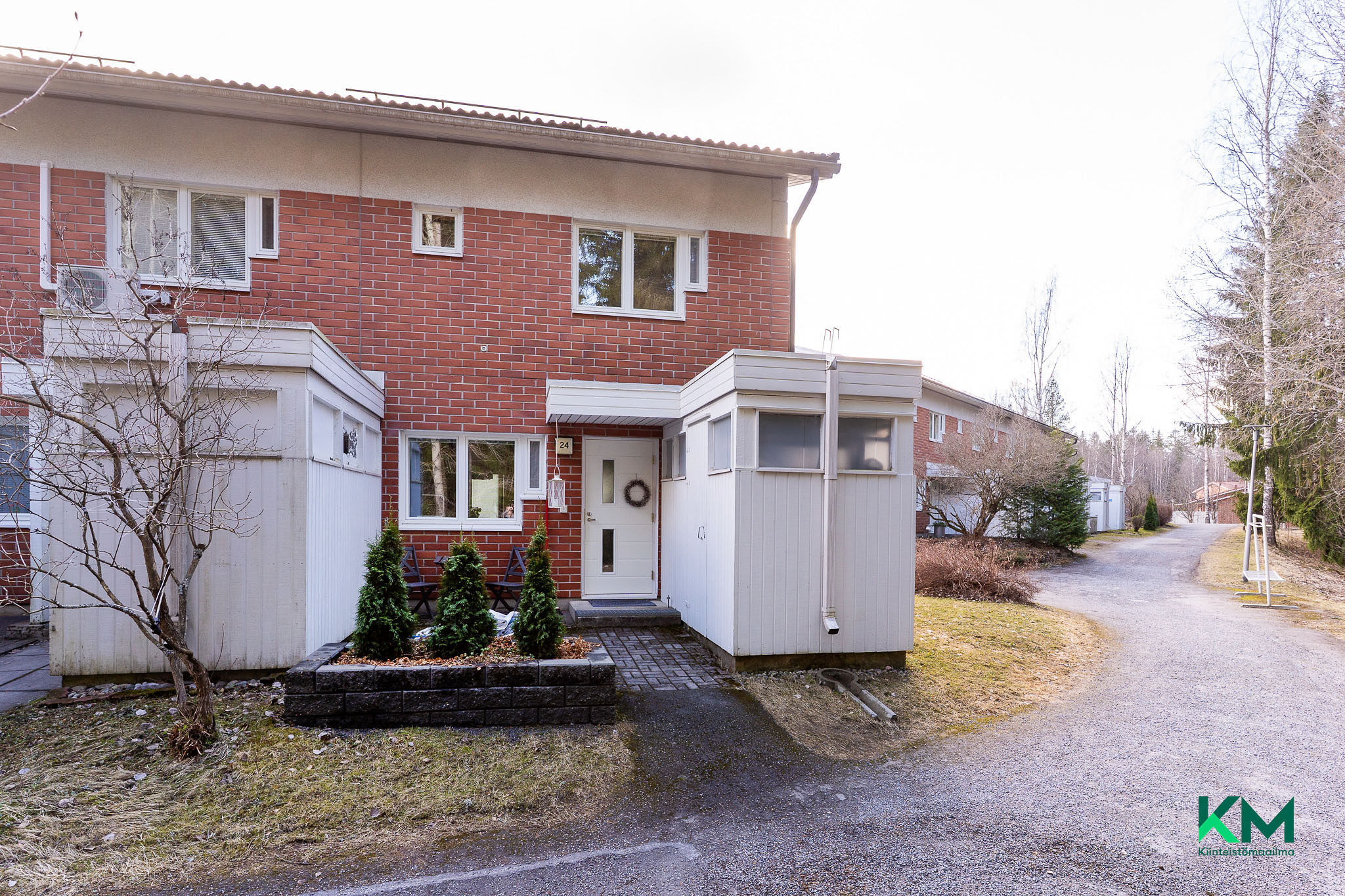 Päätyasunnon sisääntulo ja etupiha