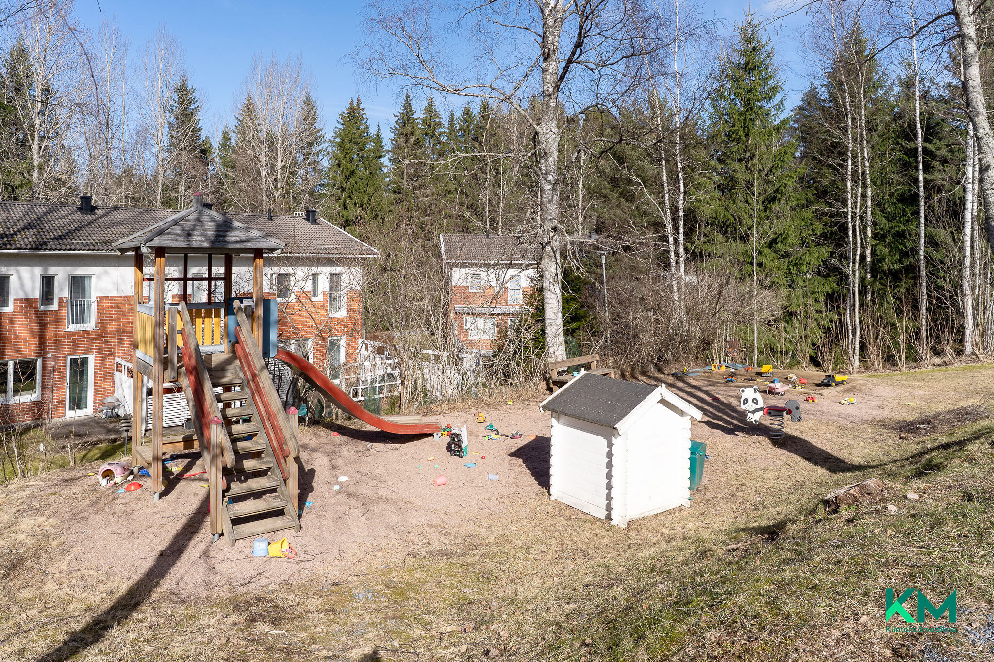 Taloyhtiön kiva leikkipiha talojen keskellä