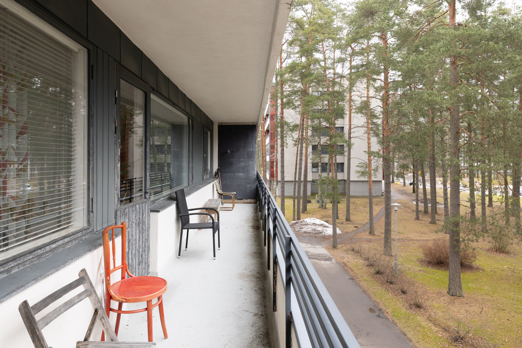 Koko huoneiston levyinen parveke