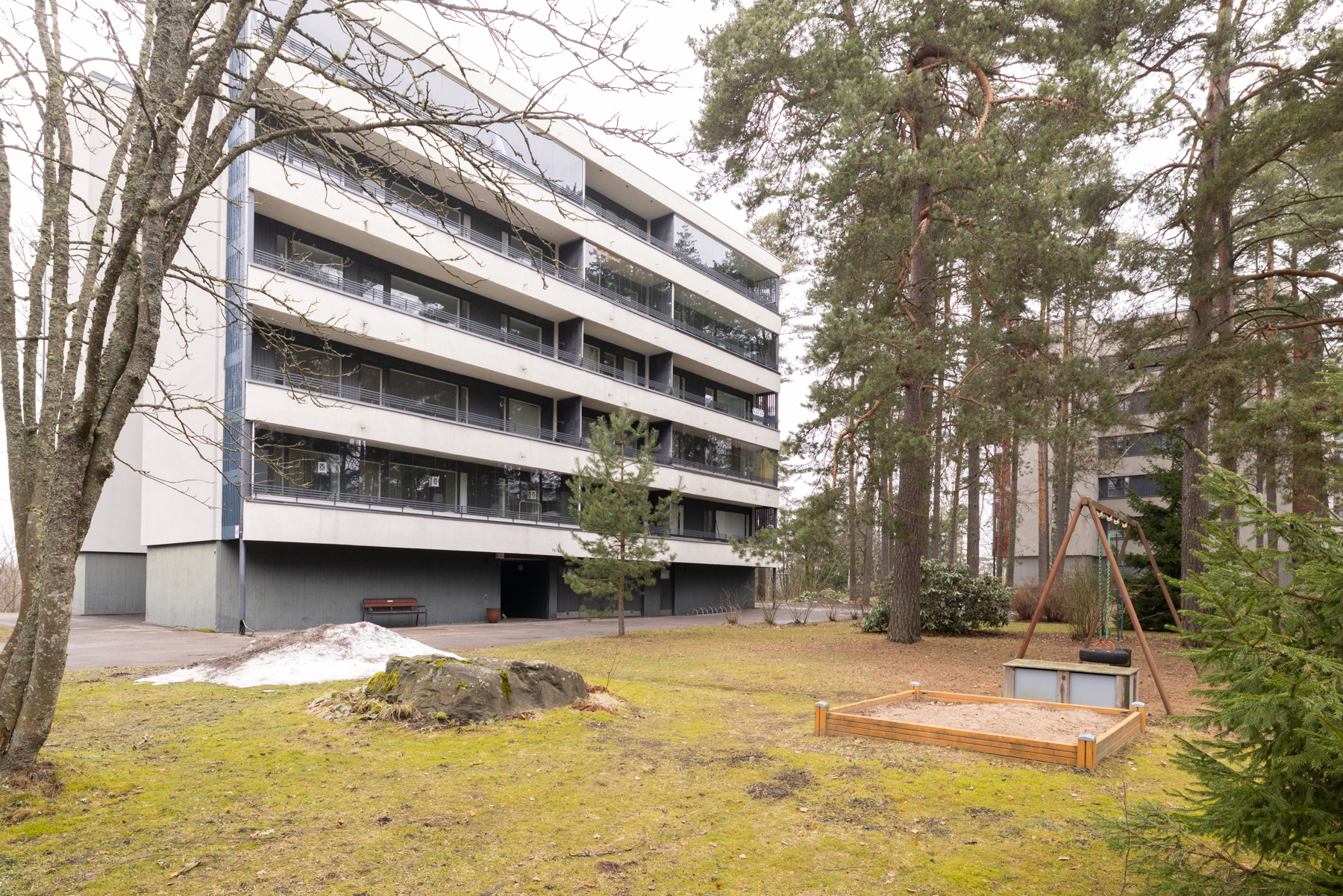 Taloyhtiön pihaa